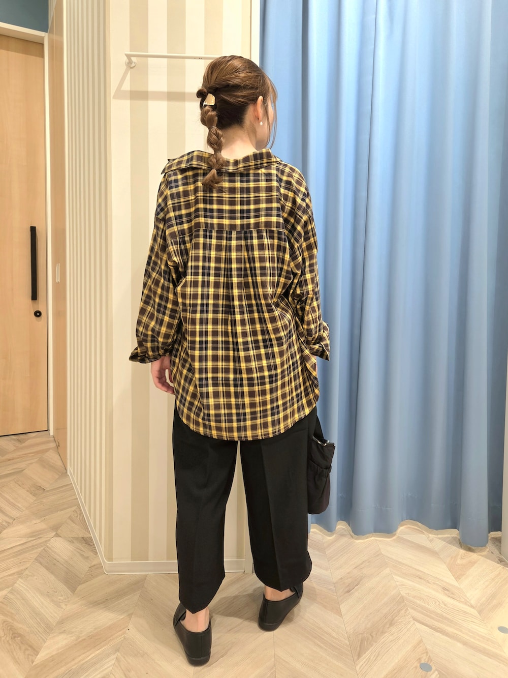 イエロー系のシャツ/ブラウス、ホワイト系のTシャツ/カットソー、ブラック系のその他パンツを着用したレディースの秋コーディネートの3枚目の写真