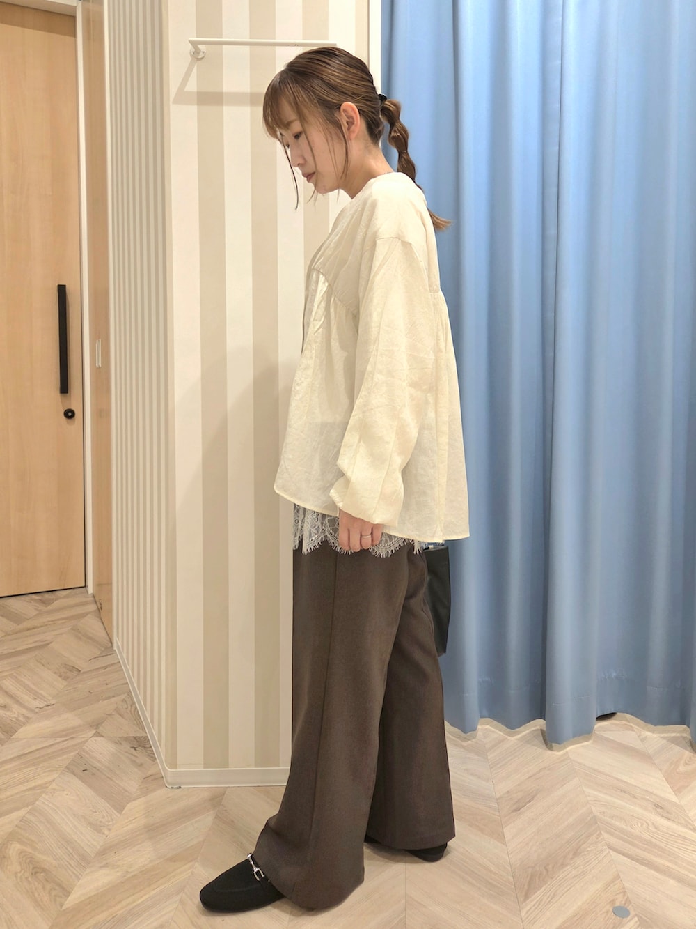 ホワイト系のカーディガン/ボレロ、ホワイト系のTシャツ/カットソー、ブラウン系のその他パンツを着用したレディースの秋コーディネートの4枚目の写真