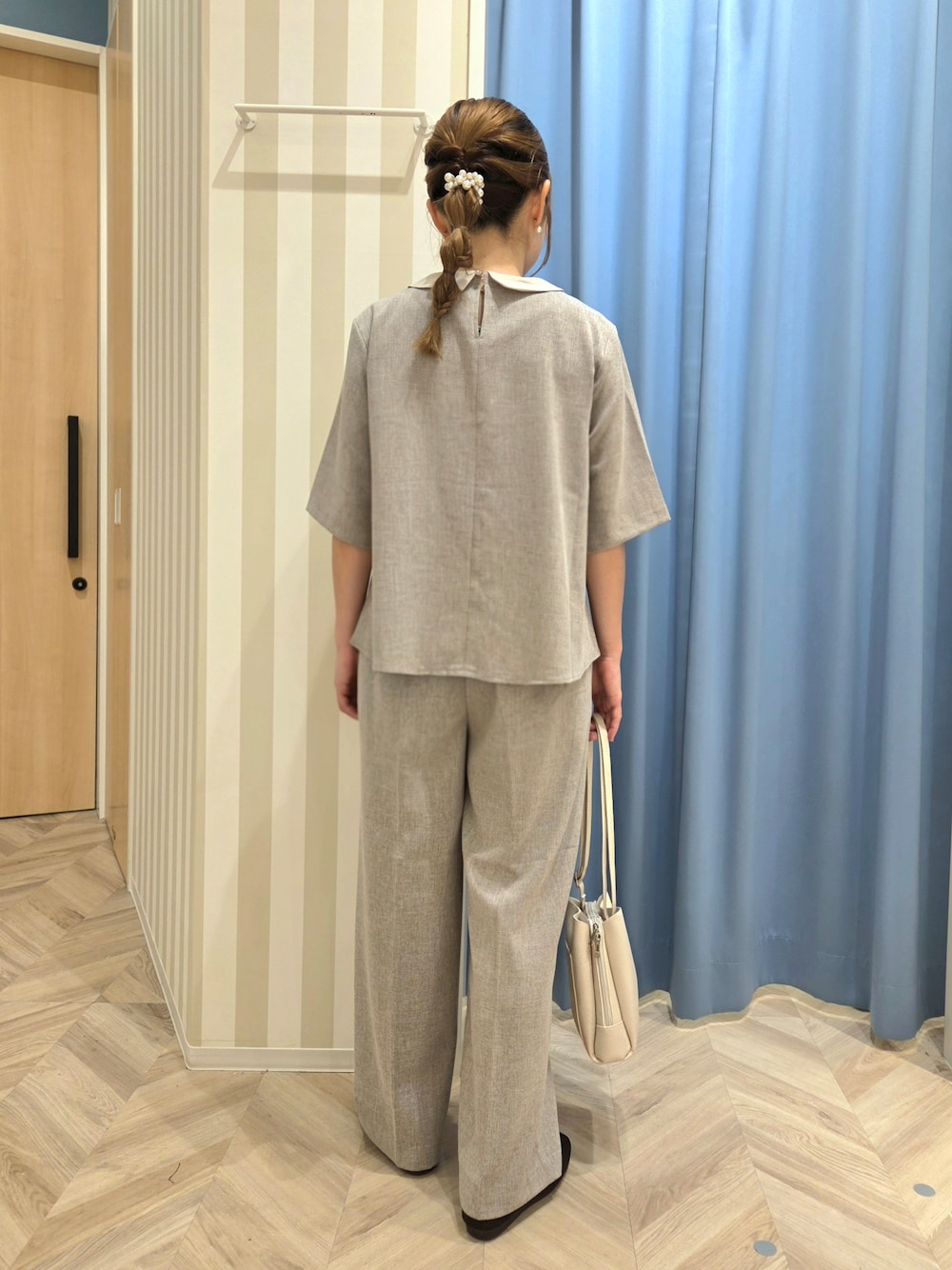 ブラウン系のシャツ/ブラウス、ブラウン系のその他パンツ、ブラウン系のその他シューズを着用したレディースの夏コーディネートの4枚目の写真