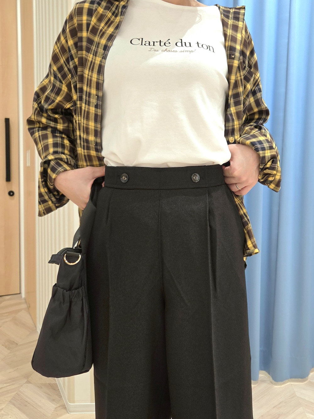 イエロー系のシャツ/ブラウス、ホワイト系のTシャツ/カットソー、ブラック系のその他パンツを着用したレディースの秋コーディネートの6枚目の写真