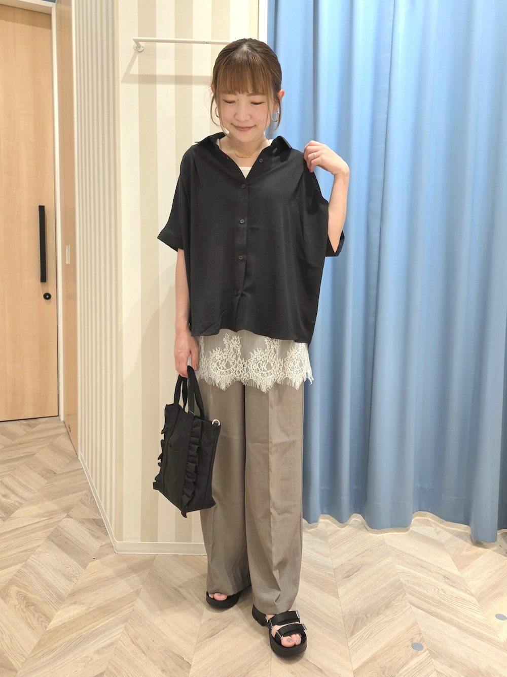 ブラック系のシャツ/ブラウス、ホワイト系のタンクトップ、ブラウン系のその他パンツを着用したレディースの夏コーディネートの2枚目の写真