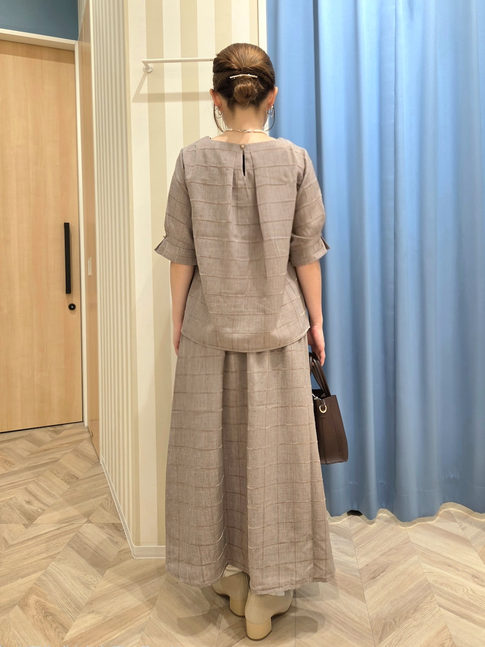 ベージュ系のシャツ/ブラウス、ベージュ系のスカート、ベージュ系のパンプスを着用したレディースの秋コーディネートの8枚目の写真