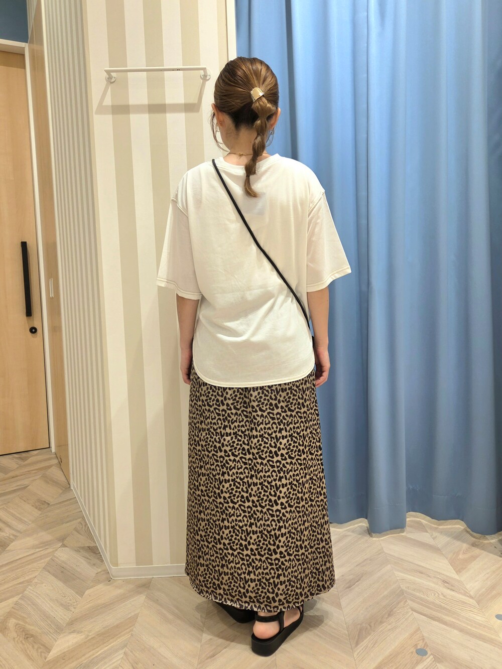 ホワイト系のTシャツ/カットソー、ブラウン系のスカート、ブラック系のサンダルを着用したレディースの夏コーディネートの3枚目の写真