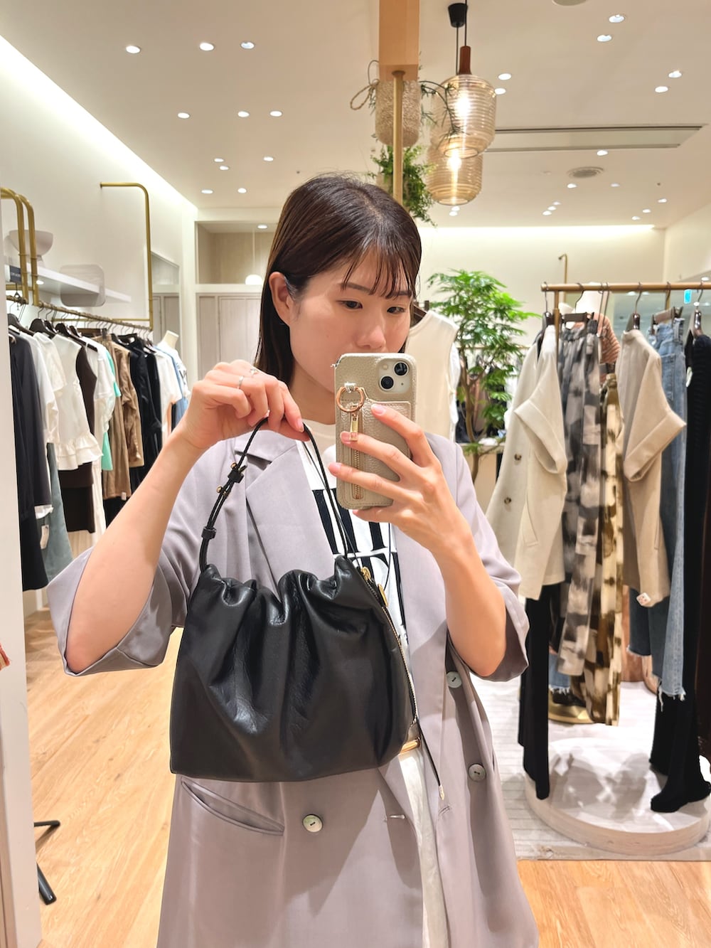 ホワイト系のスカート、ホワイト系のTシャツ/カットソー、グレー系のその他アウターを着用したレディースの夏コーディネートの4枚目の写真
