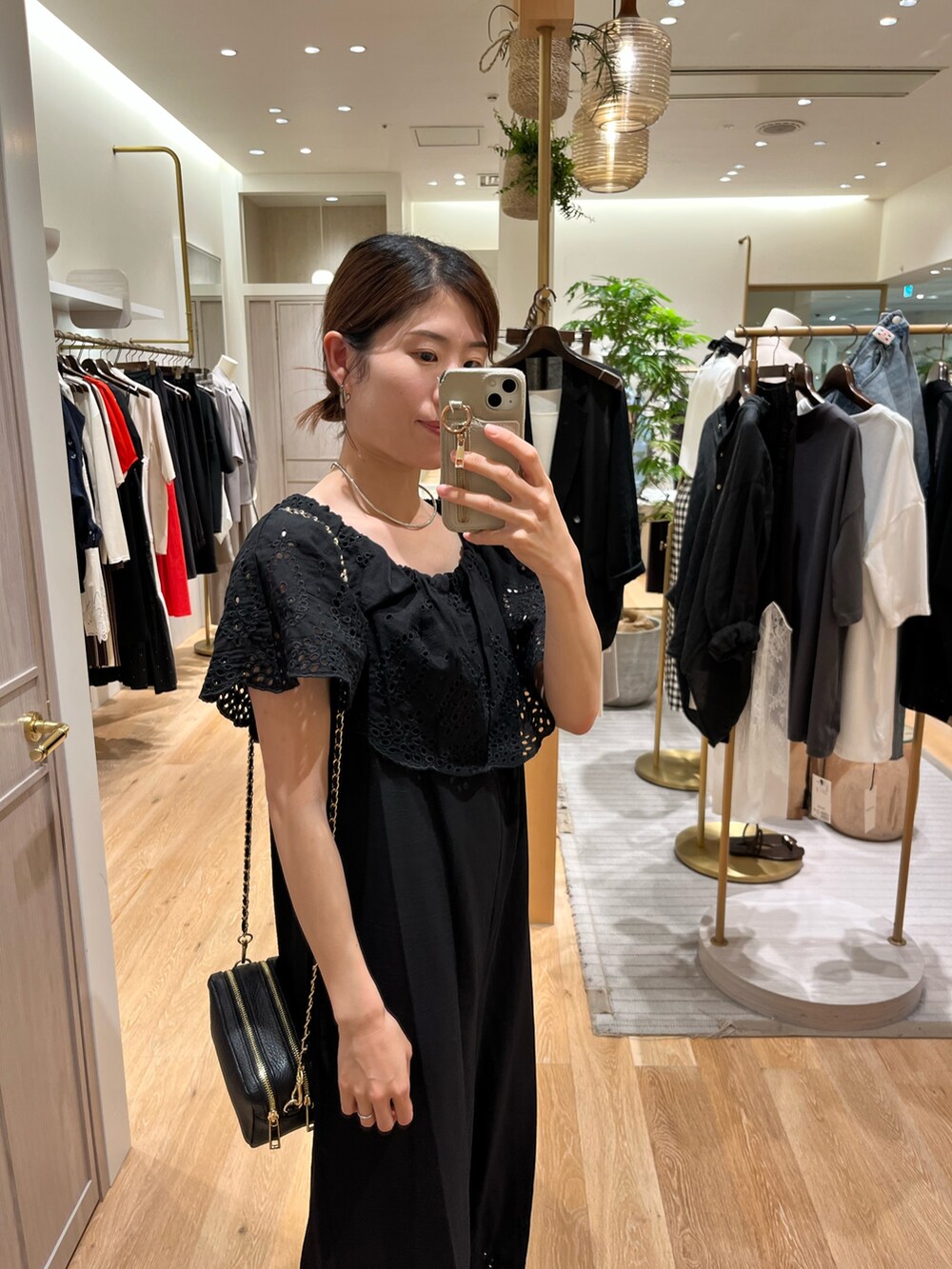 ブラック系のつなぎ/オールインワン、ブラック系のサンダルを着用したレディースの夏コーディネートの3枚目の写真