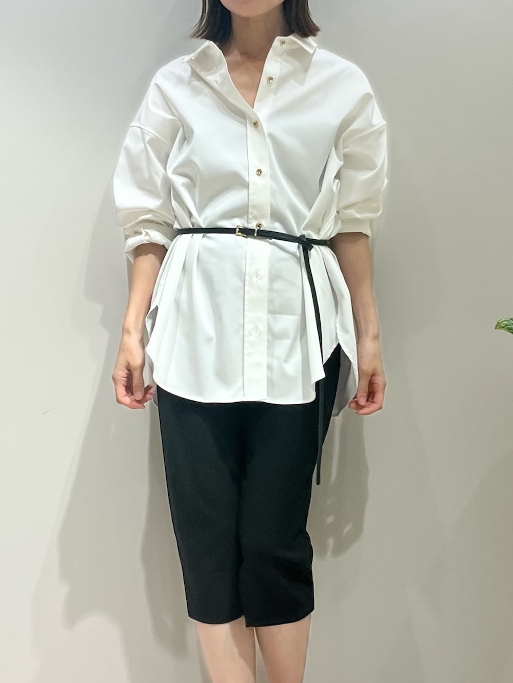 ホワイト系のシャツ/ブラウス、ブラック系のその他パンツ、ホワイト系のパンプスを着用したレディースの秋コーディネートの2枚目の写真