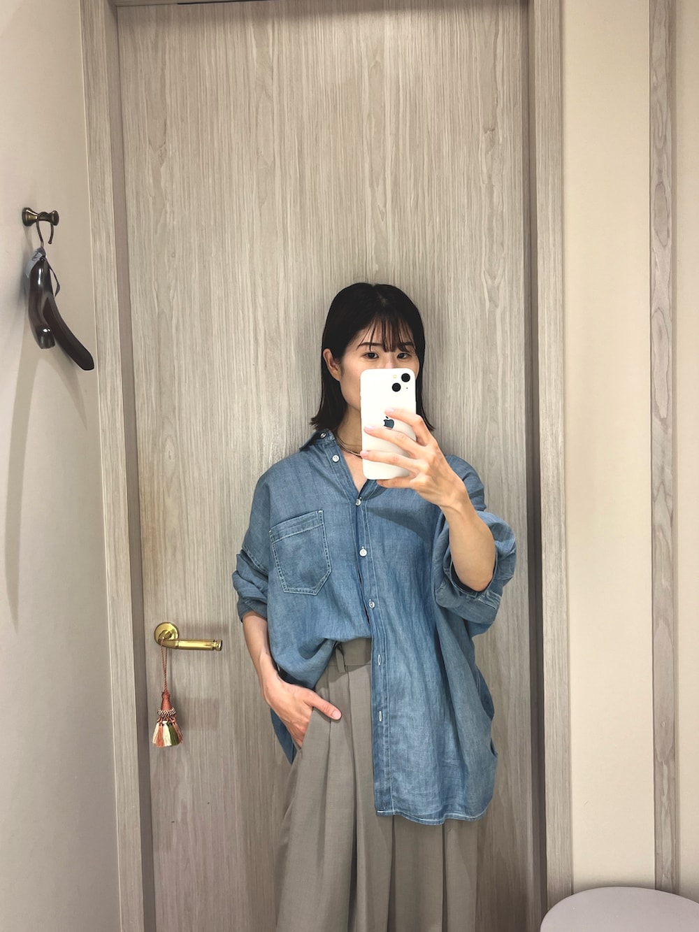 ブルー系のシャツ/ブラウス、グレー系のその他パンツ、ブラック系のサンダルを着用したレディースの夏コーディネートの2枚目の写真