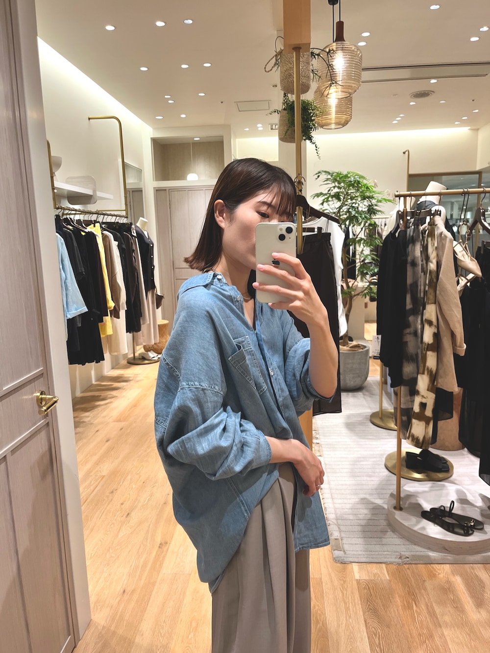 ブルー系のシャツ/ブラウス、グレー系のその他パンツ、ブラック系のサンダルを着用したレディースの夏コーディネートの3枚目の写真