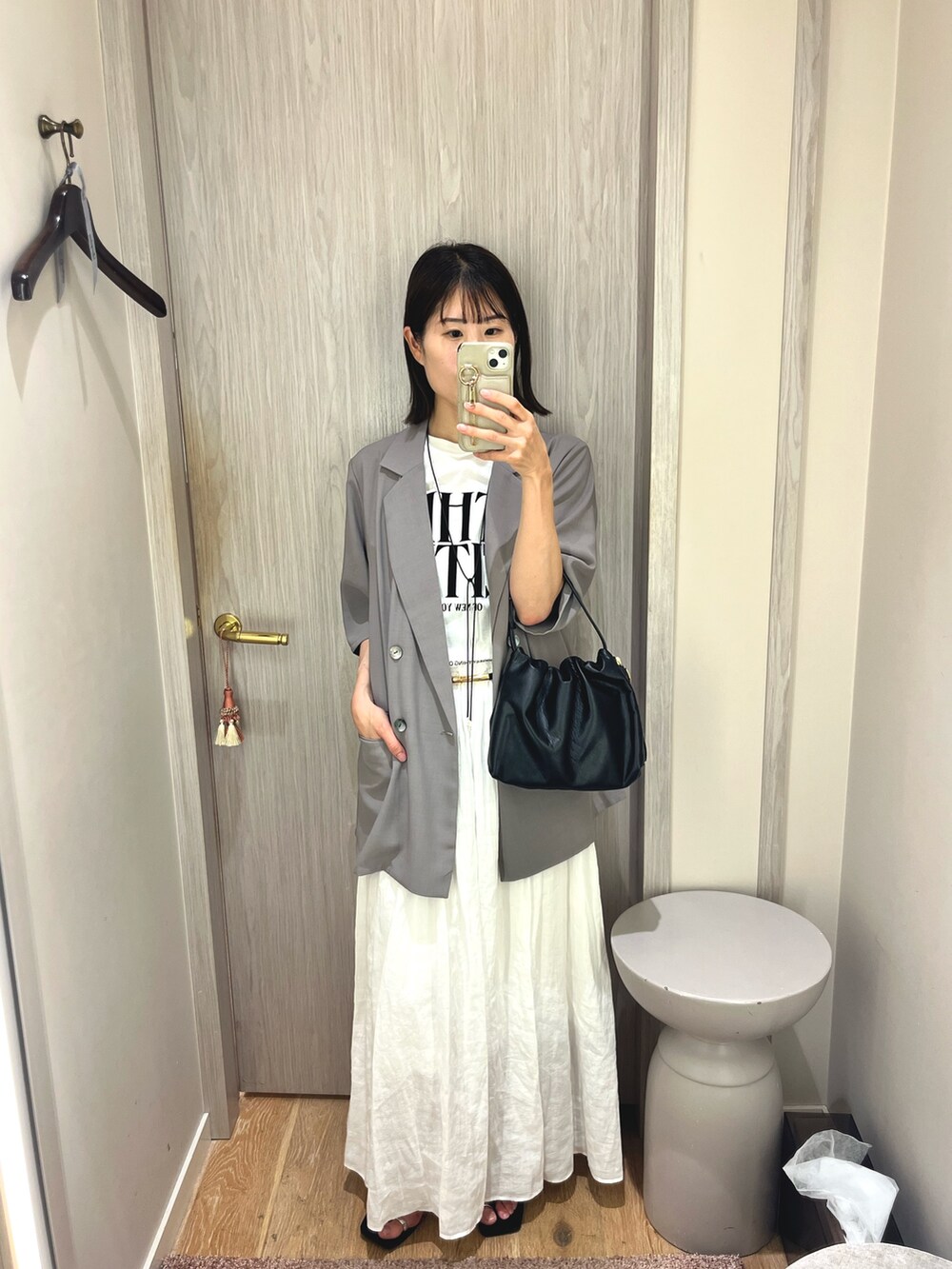 ホワイト系のスカート、ホワイト系のTシャツ/カットソー、グレー系のその他アウターを着用したレディースの夏コーディネートの3枚目の写真