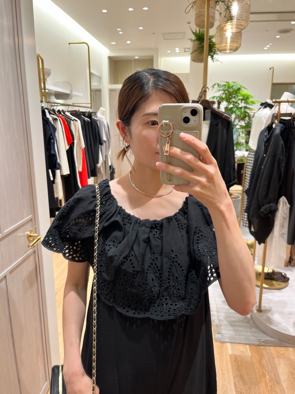 ブラック系のつなぎ/オールインワン、ブラック系のサンダルを着用したレディースの夏コーディネートの4枚目の写真