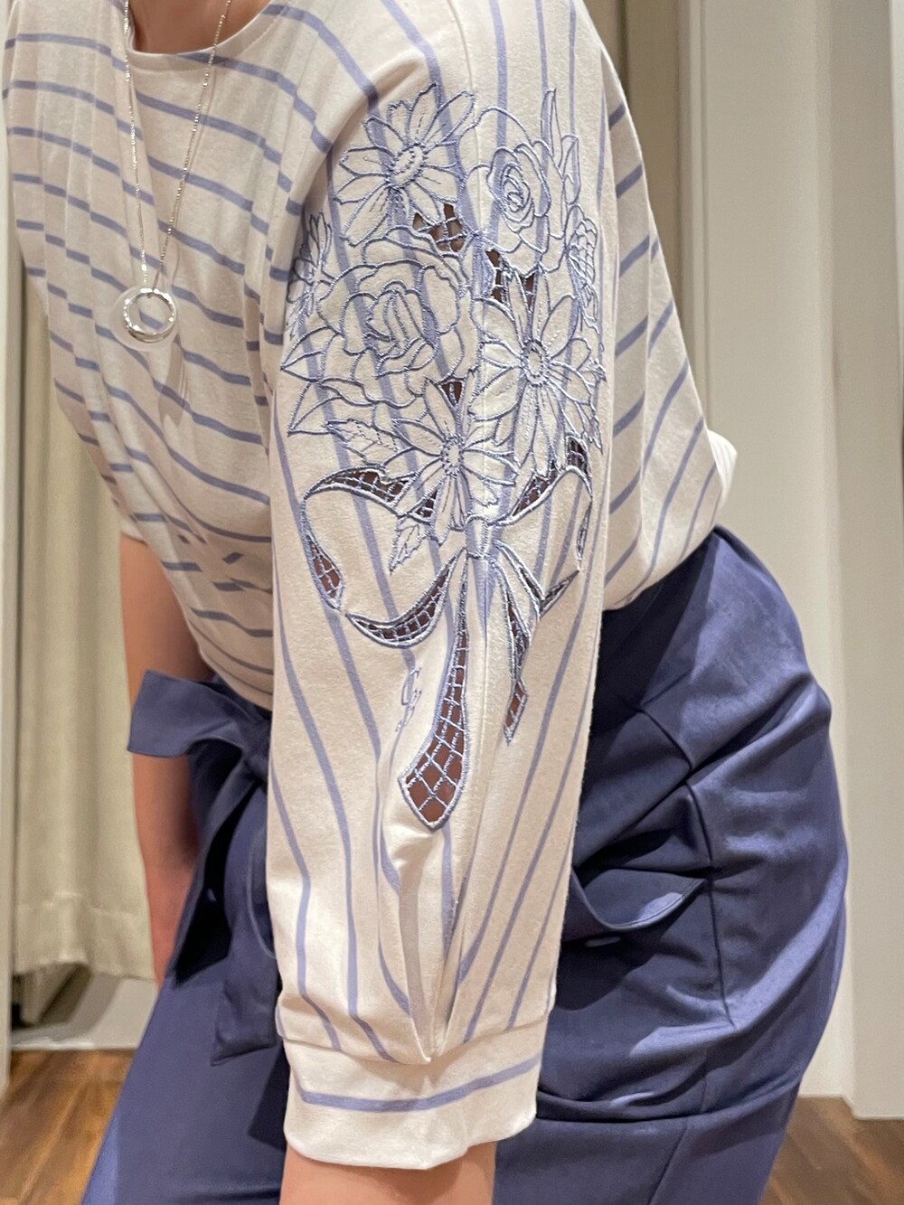 ブルー系のTシャツ/カットソー、ブルー系のその他パンツを着用したレディースの夏コーディネートの4枚目の写真