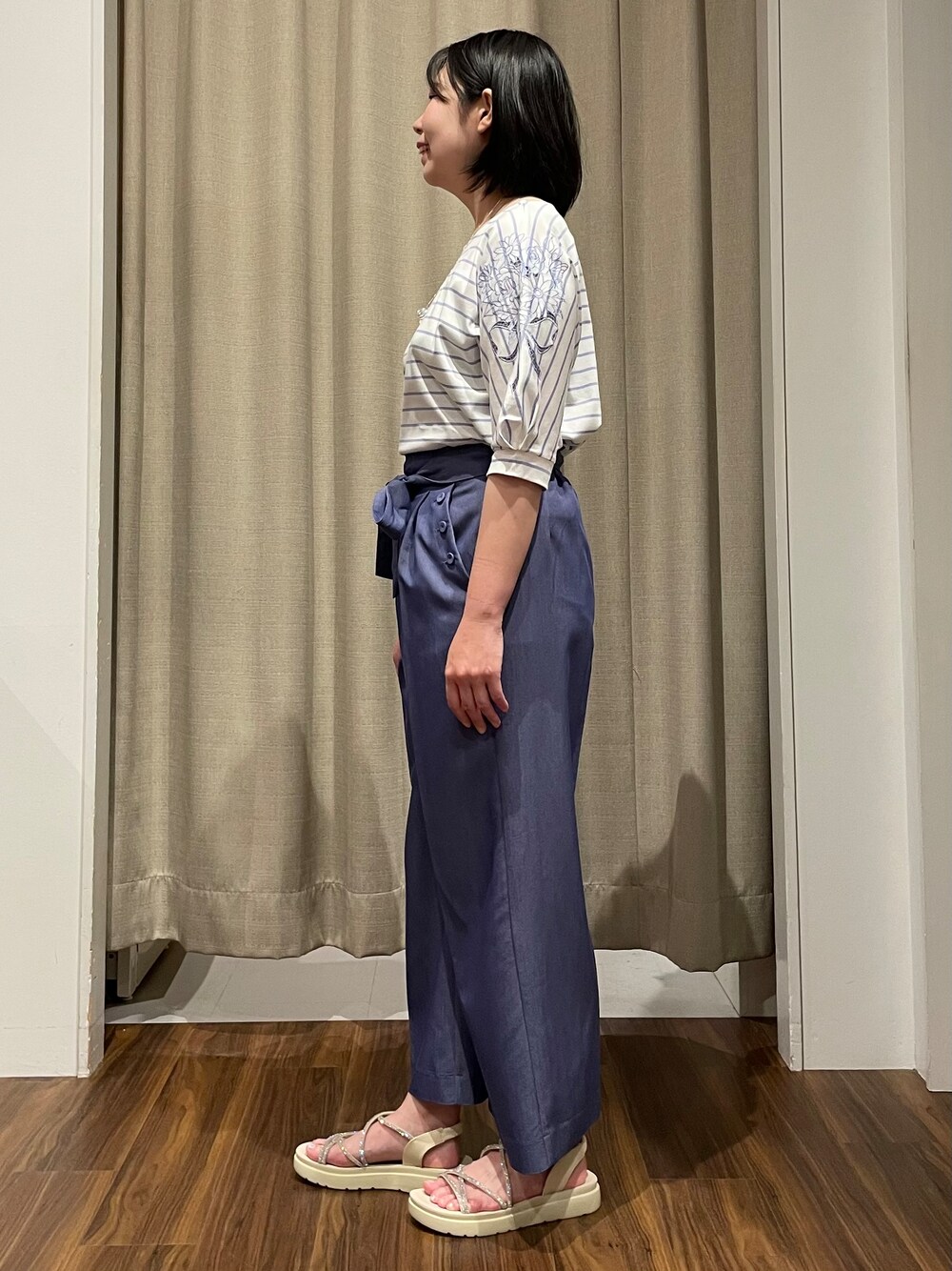 ブルー系のTシャツ/カットソー、ブルー系のその他パンツを着用したレディースの夏コーディネートの2枚目の写真