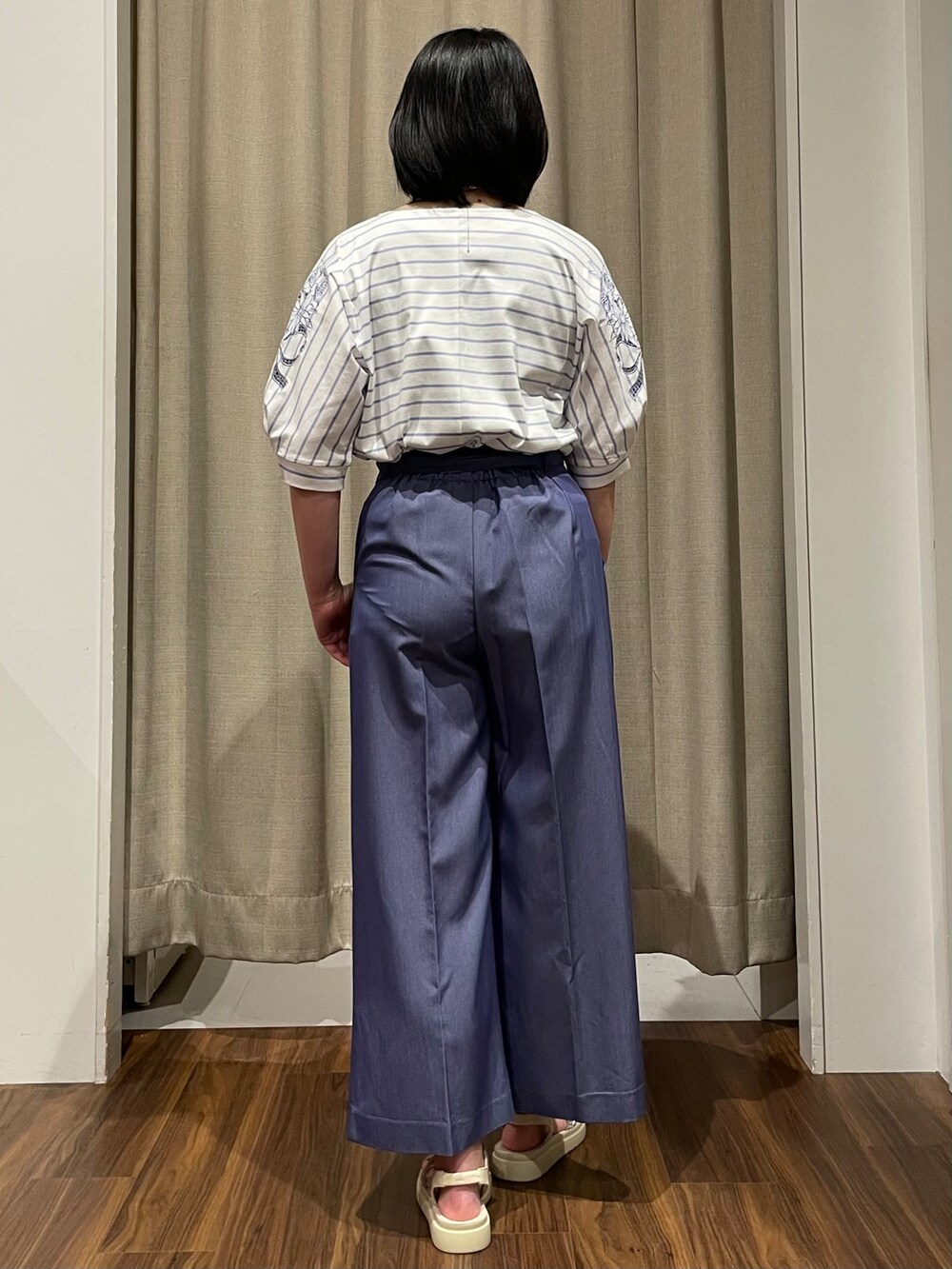 ブルー系のTシャツ/カットソー、ブルー系のその他パンツを着用したレディースの夏コーディネートの3枚目の写真