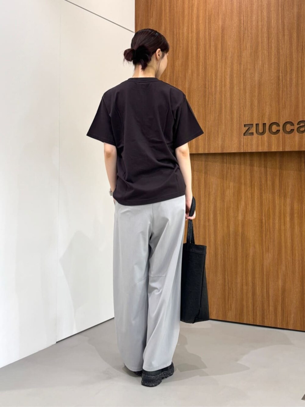 ブラック系のトートバッグ、グレー系のTシャツ/カットソー、グレー系のその他パンツを着用したレディースの夏コーディネートの3枚目の写真