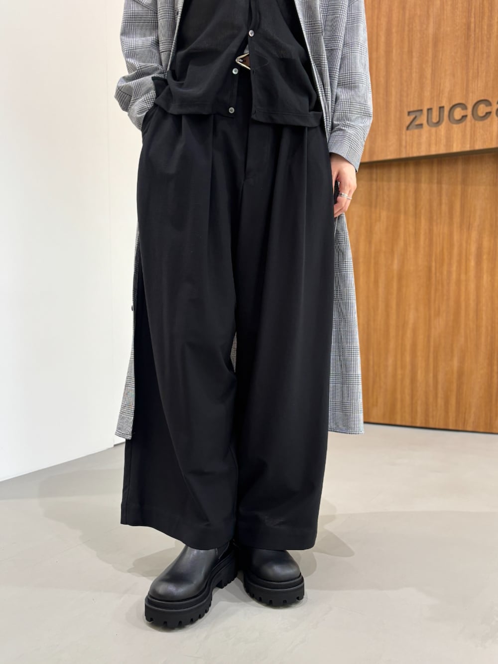 ブラック系のトートバッグ、ブラック系のカーディガン/ボレロ、ブラック系のその他パンツを着用したレディースの秋コーディネートの5枚目の写真