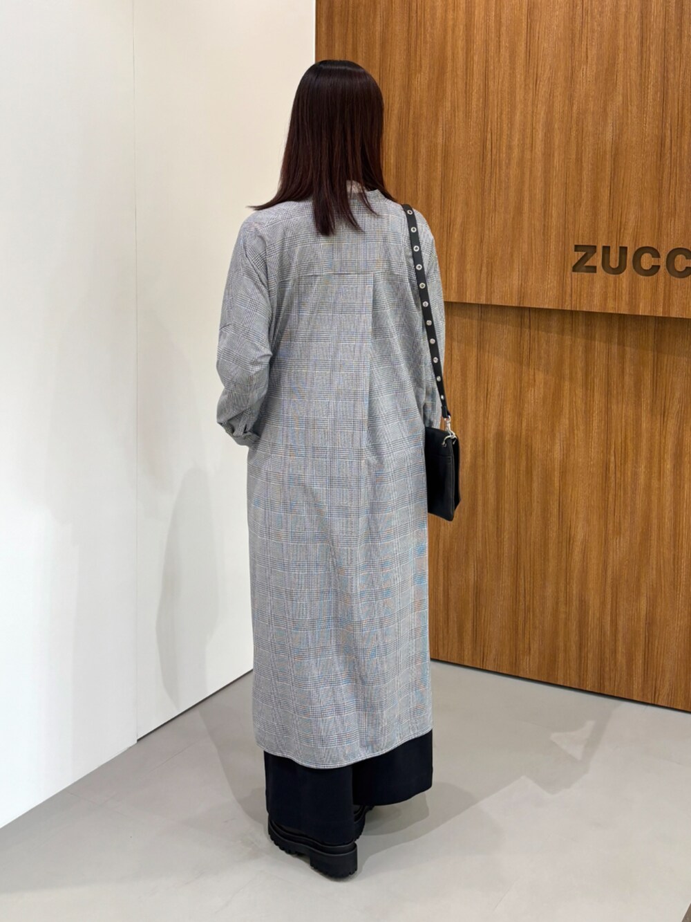 ブラック系のトートバッグ、ブラック系のカーディガン/ボレロ、ブラック系のその他パンツを着用したレディースの秋コーディネートの3枚目の写真