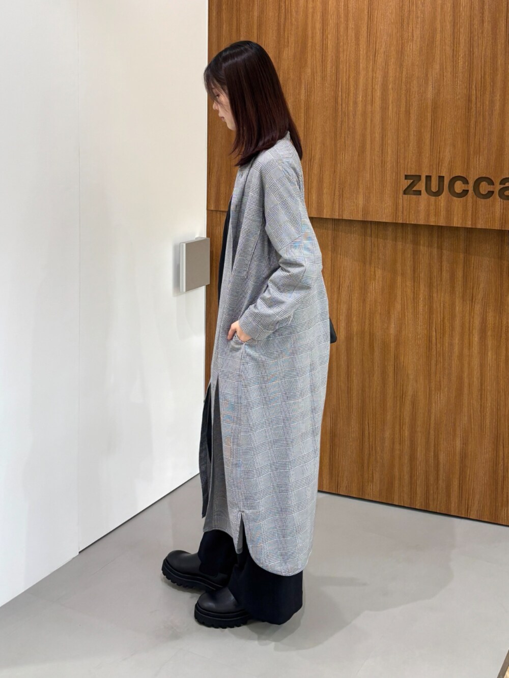 ブラック系のトートバッグ、ブラック系のカーディガン/ボレロ、ブラック系のその他パンツを着用したレディースの秋コーディネートの2枚目の写真