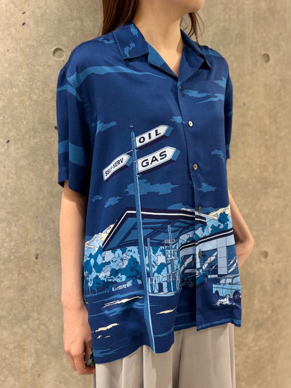 ブラック系のスリッポン、ブルー系のシャツ/ブラウス、グレー系のその他パンツを着用したレディースの夏コーディネートの3枚目の写真