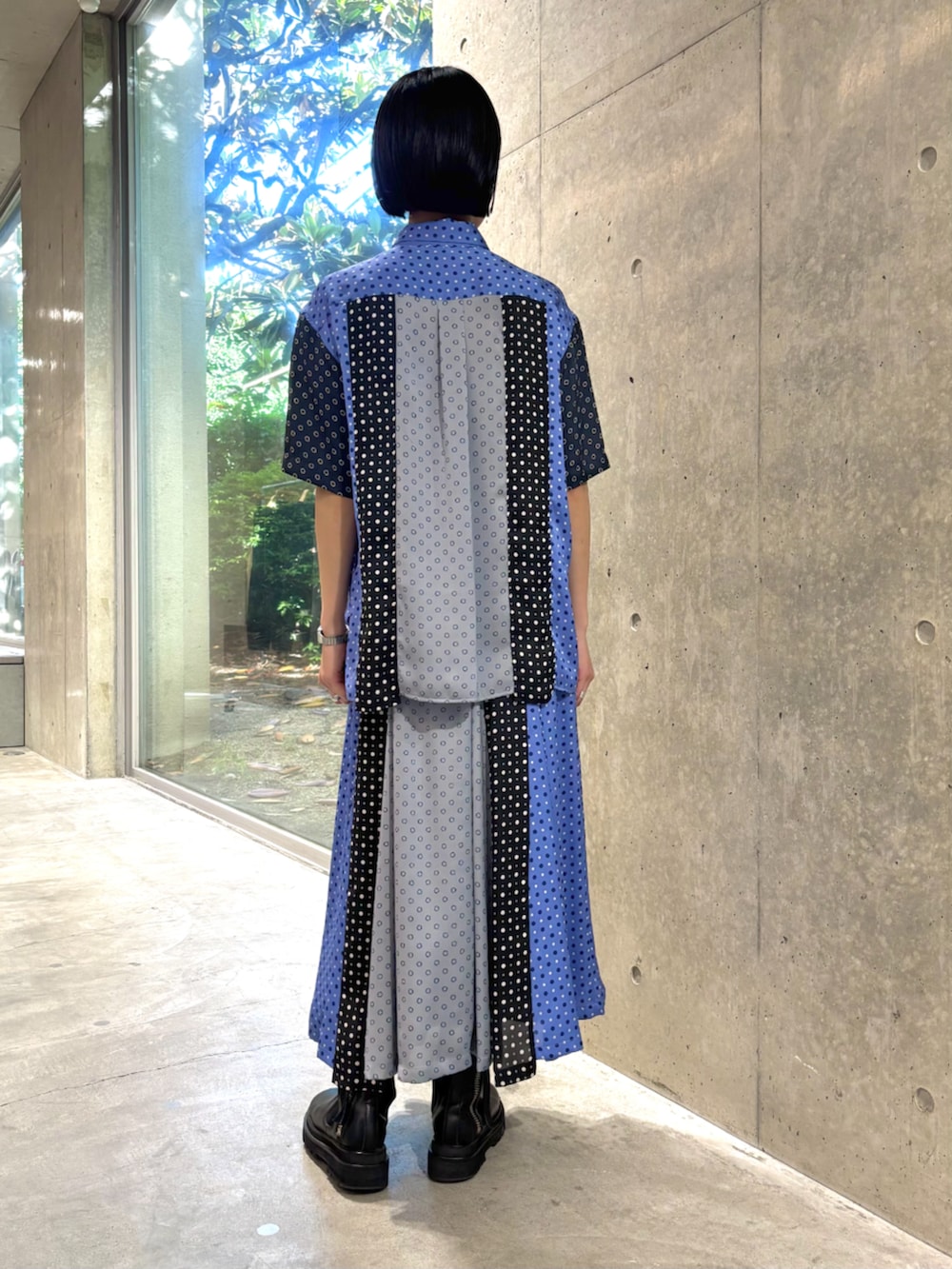 ブルー系のスカート、ブルー系のシャツ/ブラウスを着用したレディースの夏コーディネートの2枚目の写真