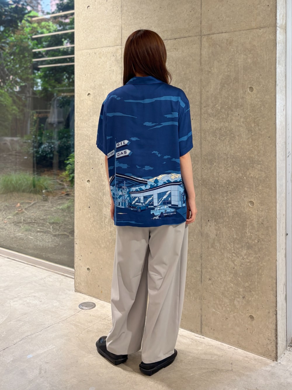 ブラック系のスリッポン、ブルー系のシャツ/ブラウス、グレー系のその他パンツを着用したレディースの夏コーディネートの2枚目の写真
