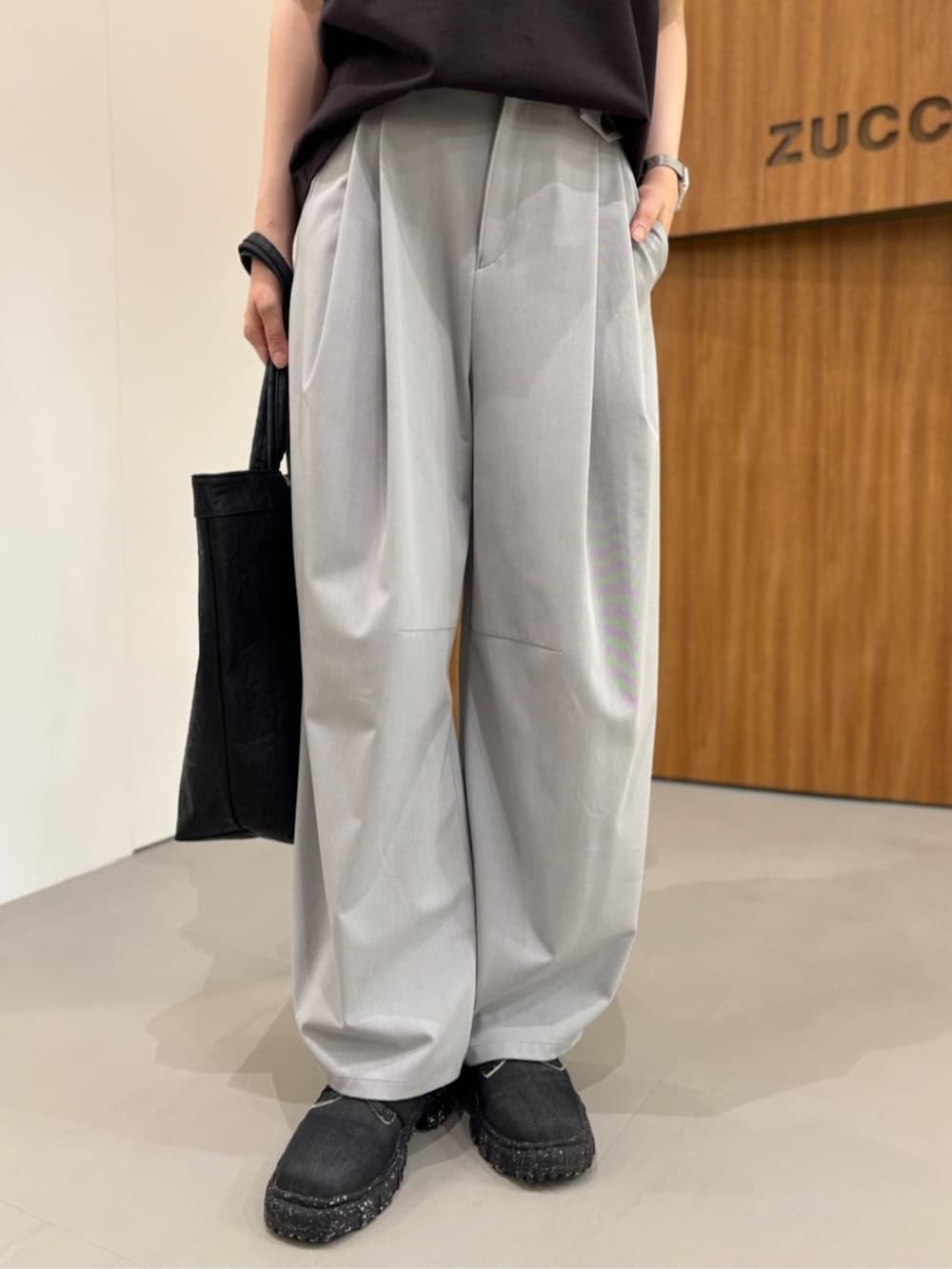 ブラック系のトートバッグ、グレー系のTシャツ/カットソー、グレー系のその他パンツを着用したレディースの夏コーディネートの5枚目の写真