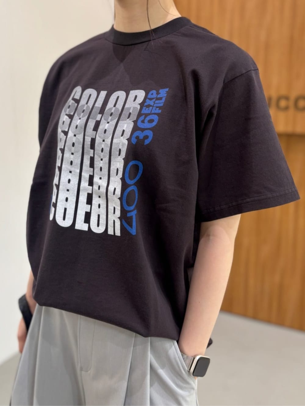 ブラック系のトートバッグ、グレー系のTシャツ/カットソー、グレー系のその他パンツを着用したレディースの夏コーディネートの4枚目の写真