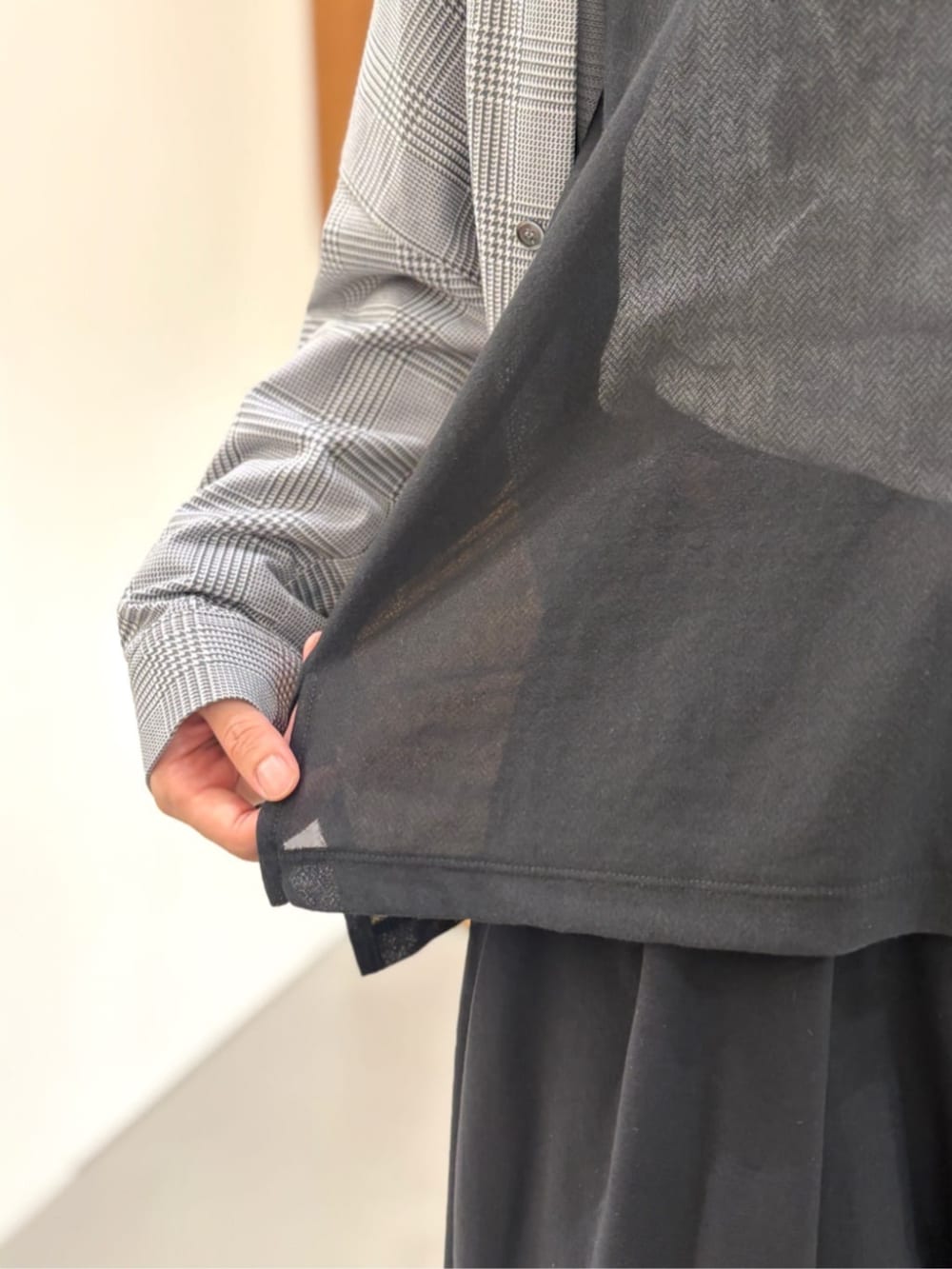 ブラック系のトートバッグ、ブラック系のカーディガン/ボレロ、ブラック系のその他パンツを着用したレディースの秋コーディネートの6枚目の写真