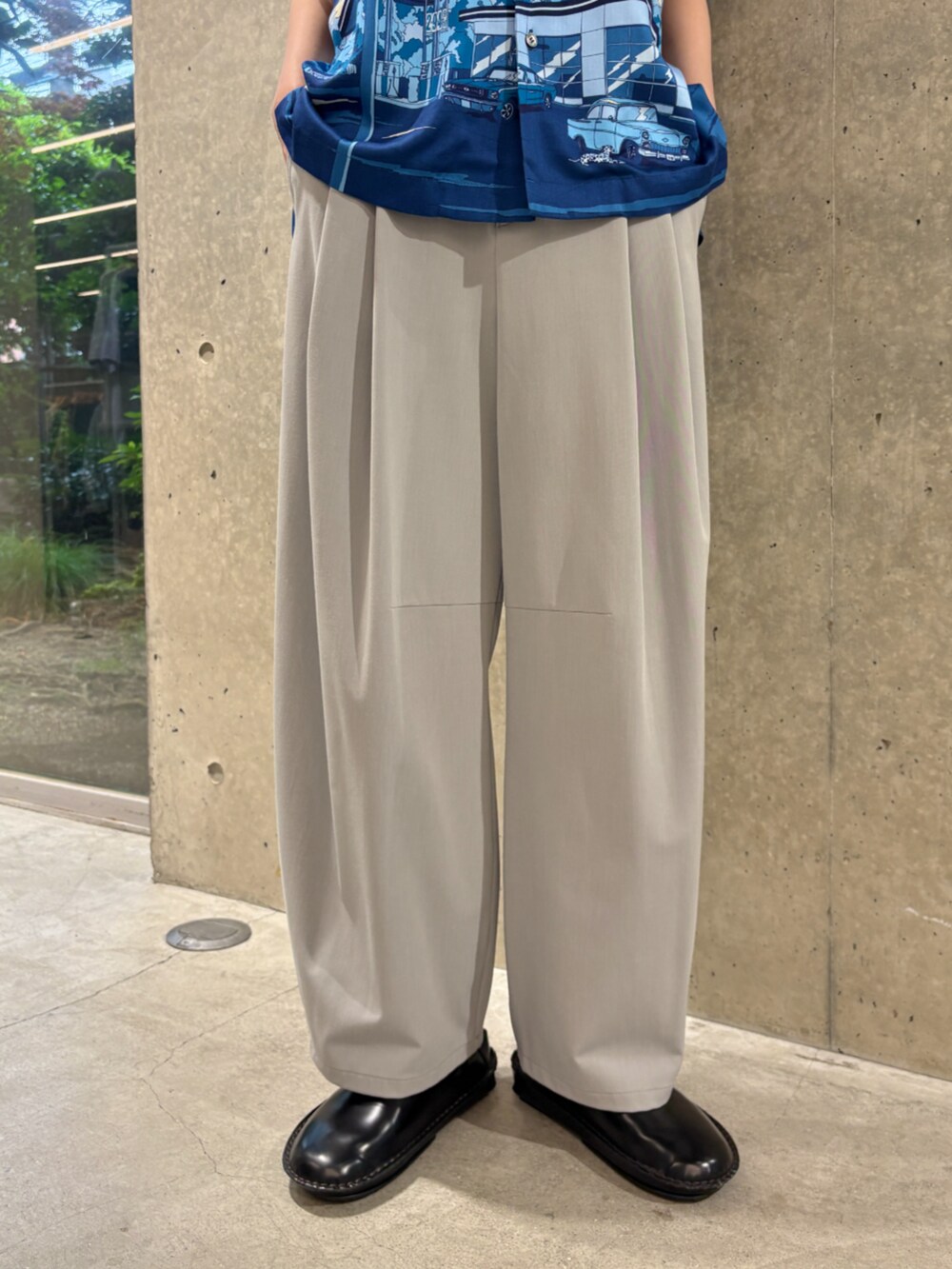 ブラック系のスリッポン、ブルー系のシャツ/ブラウス、グレー系のその他パンツを着用したレディースの夏コーディネートの5枚目の写真