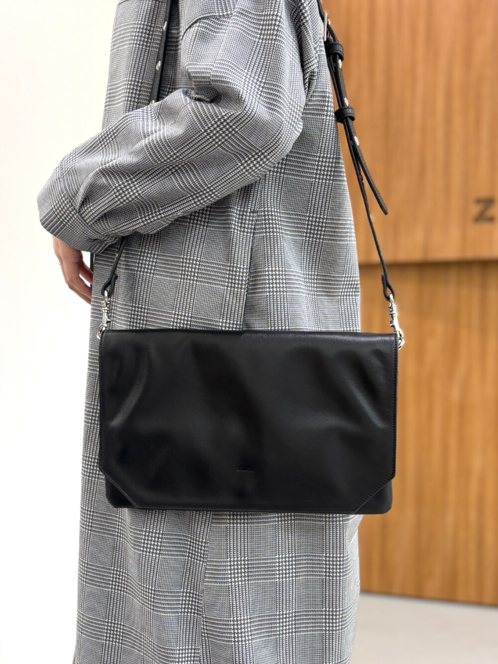 ブラック系のトートバッグ、ブラック系のカーディガン/ボレロ、ブラック系のその他パンツを着用したレディースの秋コーディネートの7枚目の写真