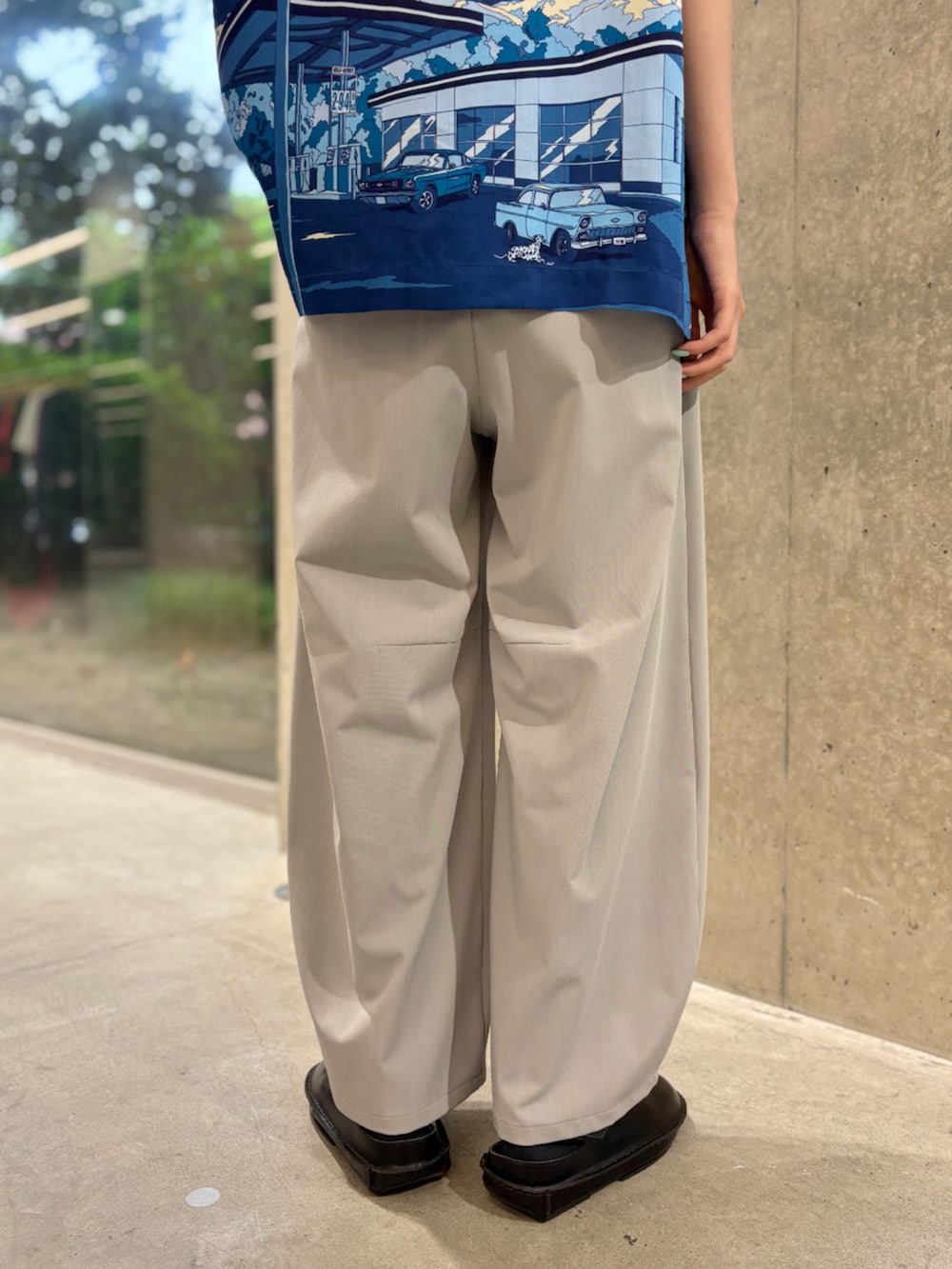 ブラック系のスリッポン、ブルー系のシャツ/ブラウス、グレー系のその他パンツを着用したレディースの夏コーディネートの6枚目の写真
