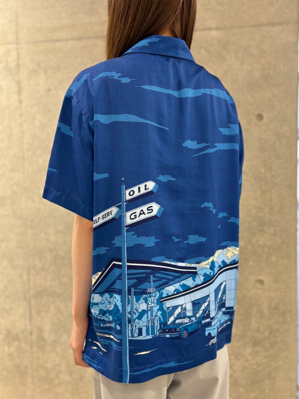 ブラック系のスリッポン、ブルー系のシャツ/ブラウス、グレー系のその他パンツを着用したレディースの夏コーディネートの4枚目の写真