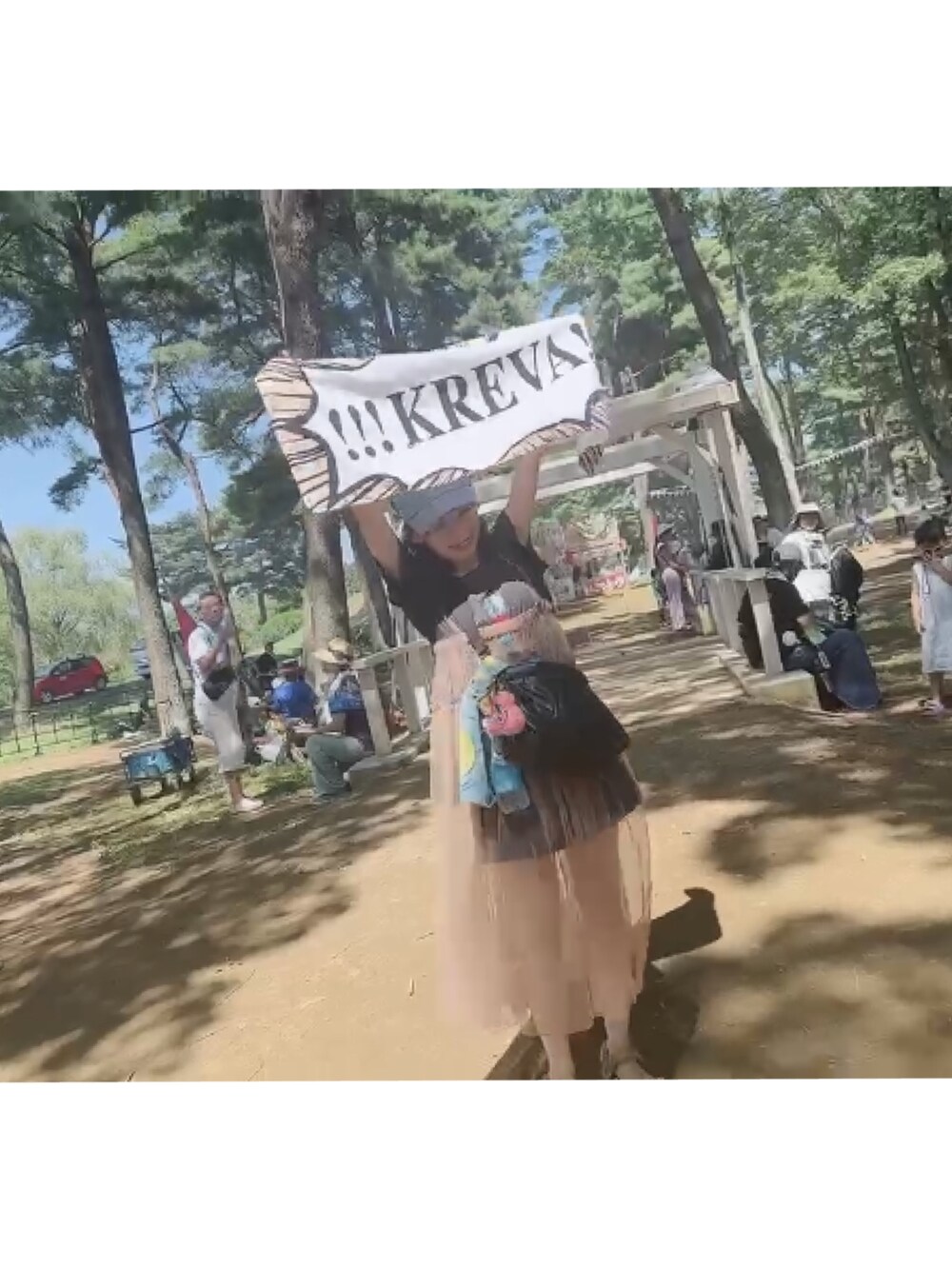 ピンク系のワンピース、グレー系のサンダル、ブラック系のTシャツ/カットソーを着用したレディースの夏コーディネートの2枚目の写真