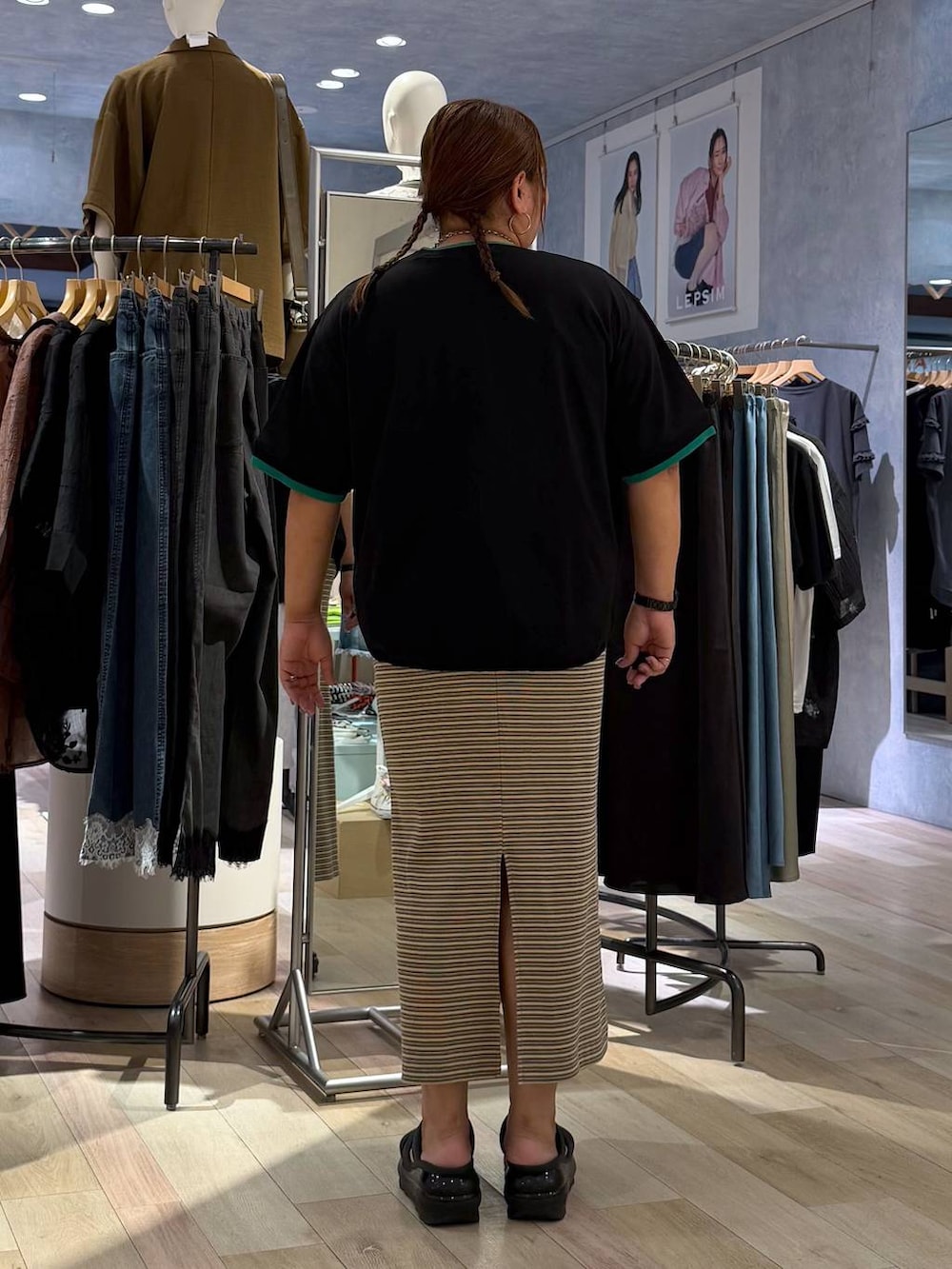 ブラック系のTシャツ/カットソー、グリーン系のワンピース、シルバー系のネックレスを着用したレディースの春コーディネートの3枚目の写真