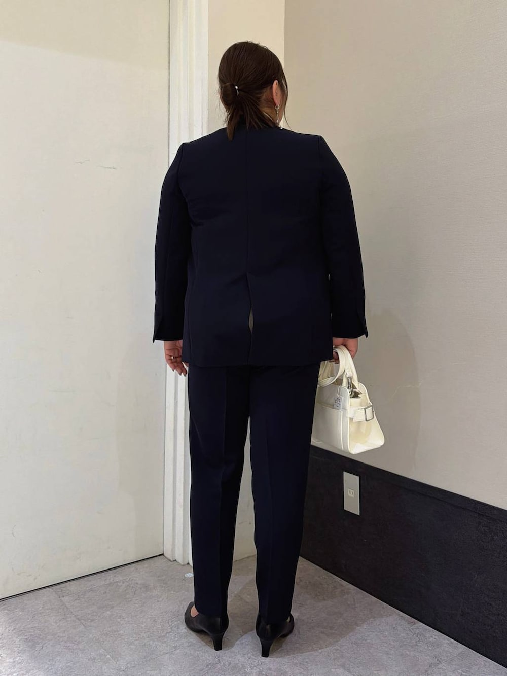 ブルー系のその他パンツ、ブルー系のノーカラージャケット、ピンク系のシャツ/ブラウスを着用したレディースの冬コーディネートの3枚目の写真