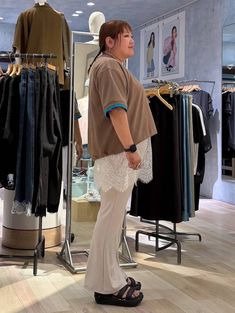 ホワイト系のキャミソール、ブラウン系のTシャツ/カットソー、ホワイト系のその他パンツを着用したレディースの春コーディネートの2枚目の写真