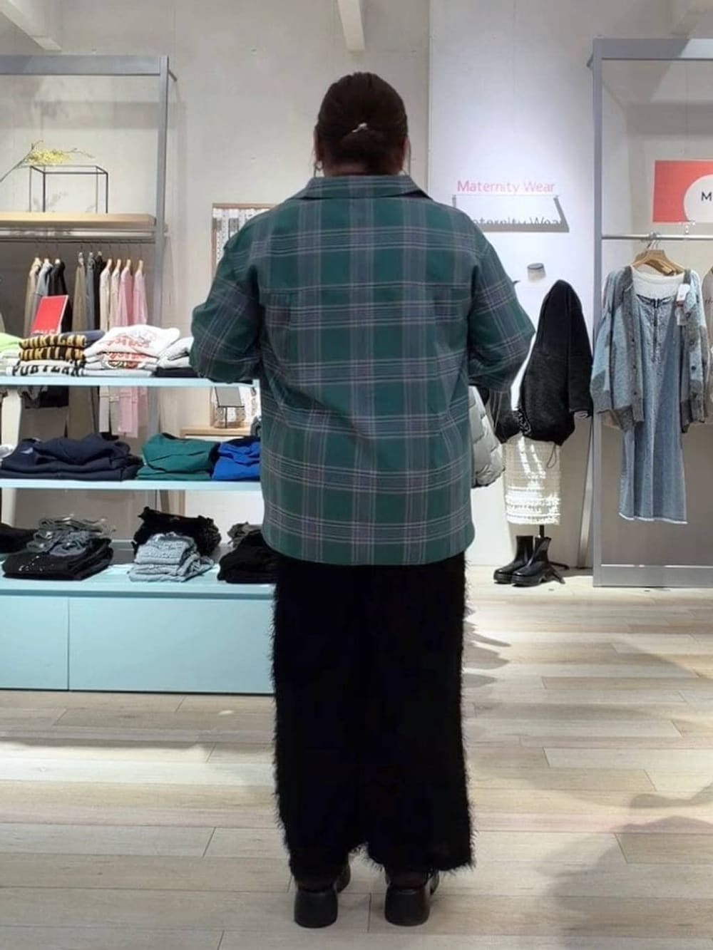 ブラック系のサンダル、グリーン系のシャツ/ブラウス、シルバー系のネックレスを着用したレディースの冬コーディネートの3枚目の写真