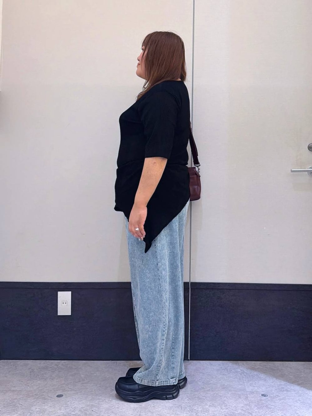 ブラック系のローファー、ブラック系のTシャツ/カットソー、レッド系のショルダーバッグを着用したレディースの夏コーディネートの2枚目の写真