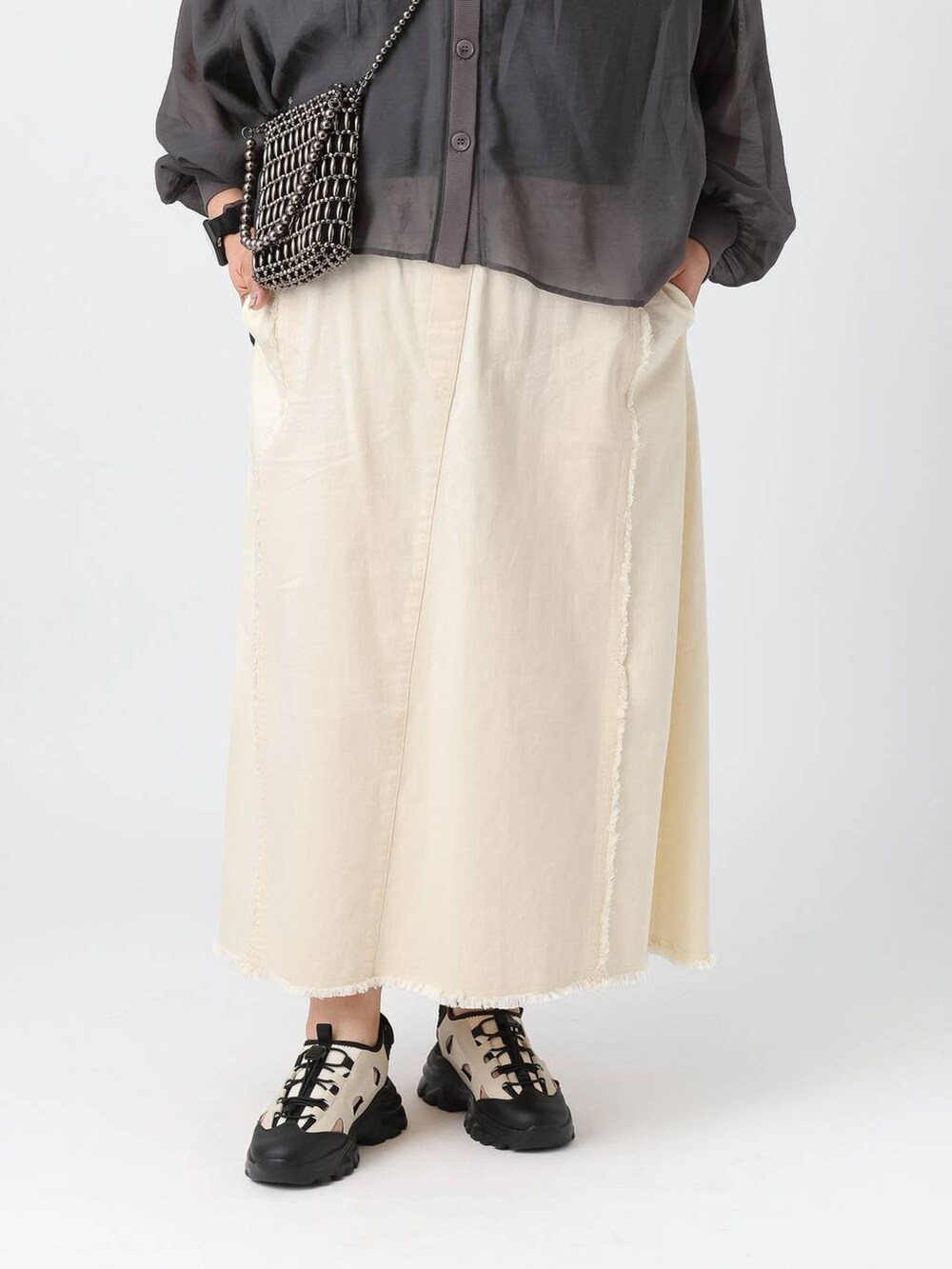 グレー系のシャツ/ブラウス、ブラック系のタンクトップを着用したレディースの春コーディネートの5枚目の写真