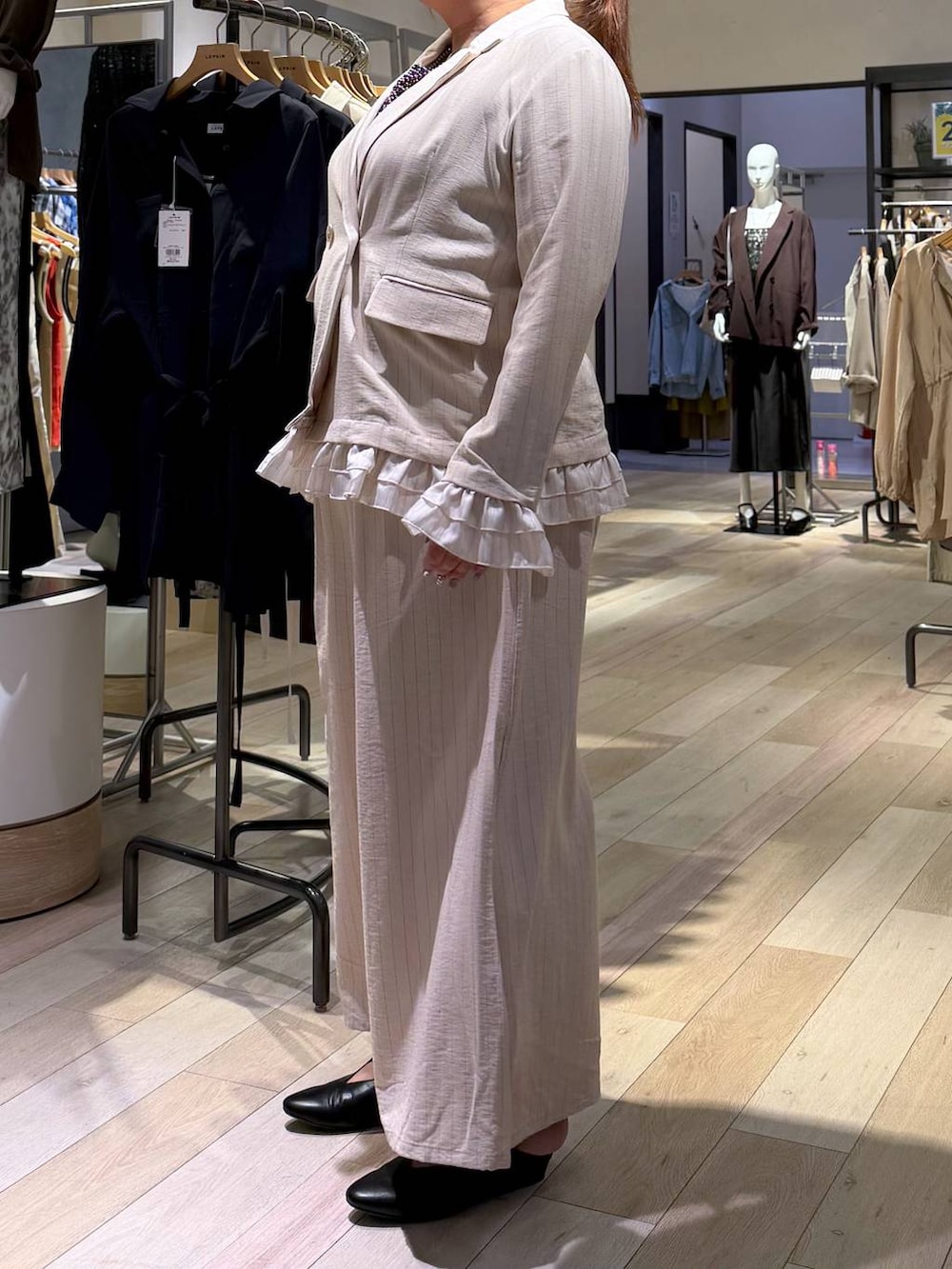 ベージュ系のその他パンツ、ベージュ系のテーラードジャケット、ブラック系のパンプスを着用したレディースの春コーディネートの2枚目の写真