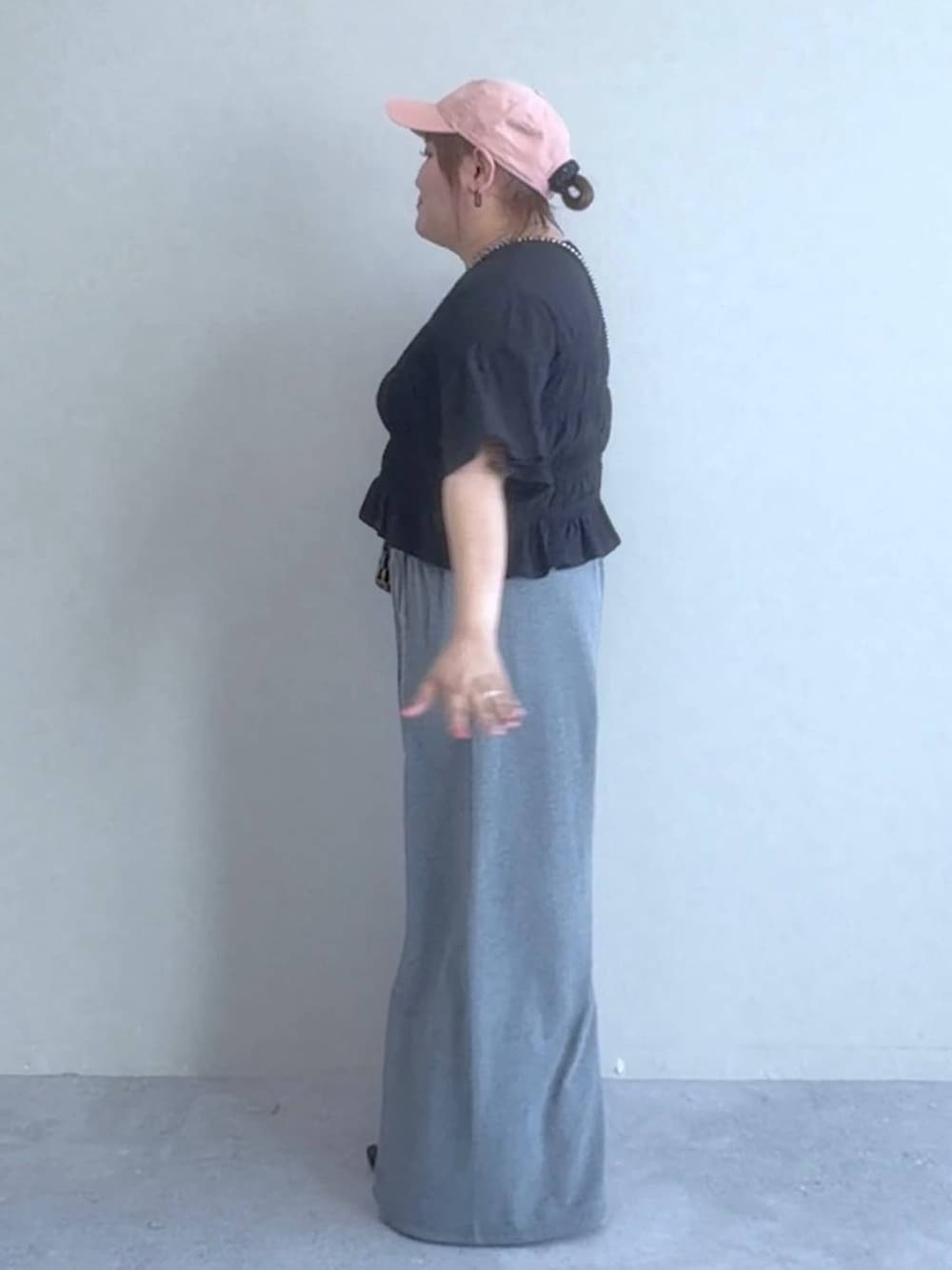 グレー系のその他パンツ、ブラック系のサンダル、シルバー系のショルダーバッグを着用したレディースの春コーディネートの2枚目の写真