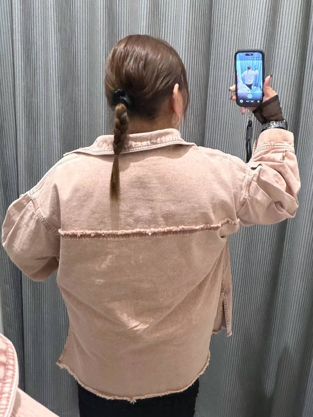 ブラック系のTシャツ/カットソー、ピンク系のシャツ/ブラウス、ブラック系のマタニティウェア/グッズを着用したレディースの冬コーディネートの3枚目の写真