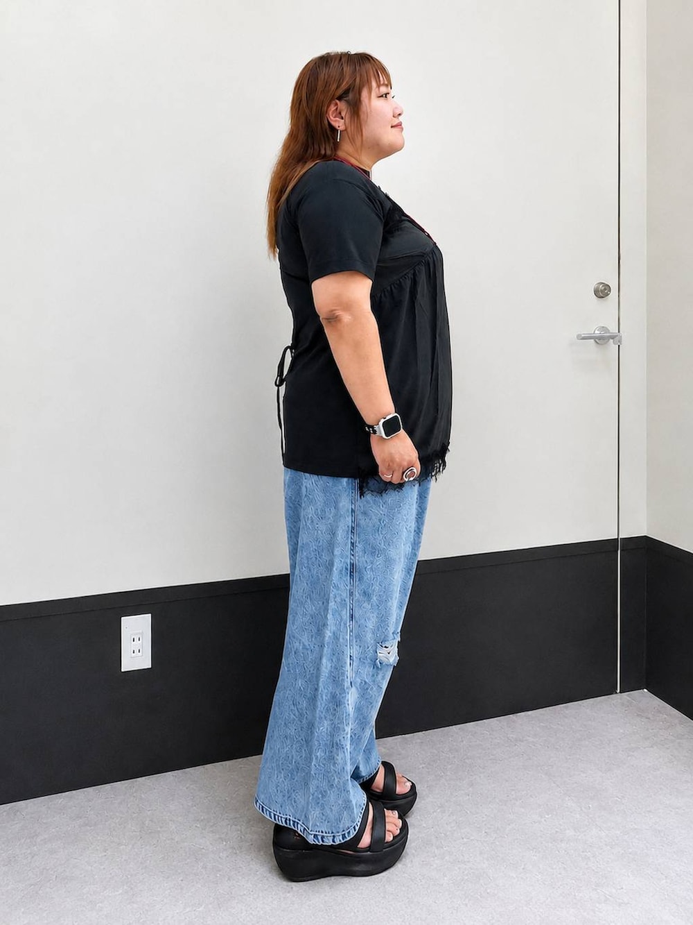 ブルー系のデニムパンツ、グレー系のTシャツ/カットソー、レッド系のネックレスを着用したレディースの夏コーディネートの2枚目の写真
