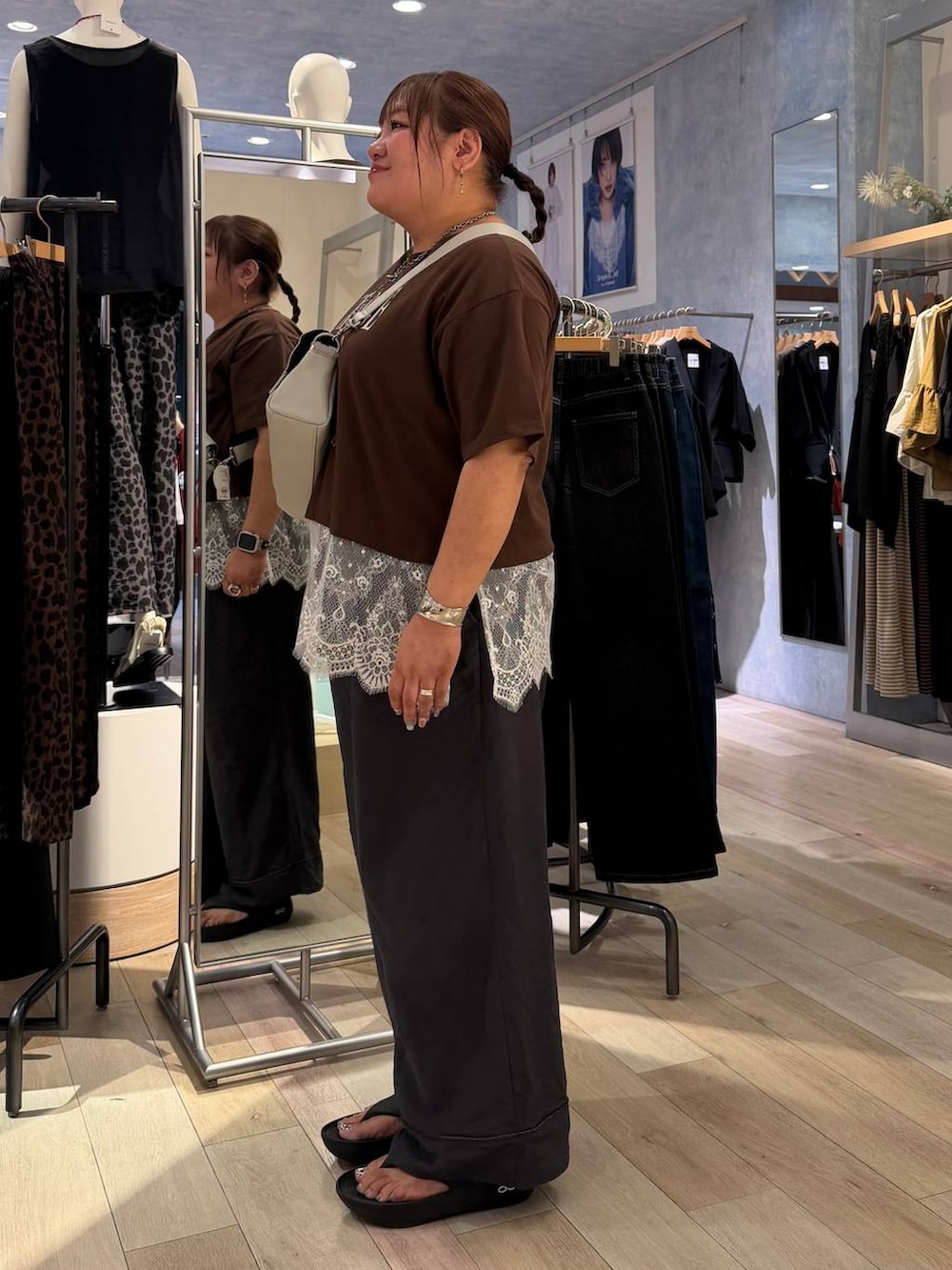 グレー系のショルダーバッグ、ブラック系のサンダル、グレー系のその他パンツを着用したレディースの夏コーディネートの2枚目の写真