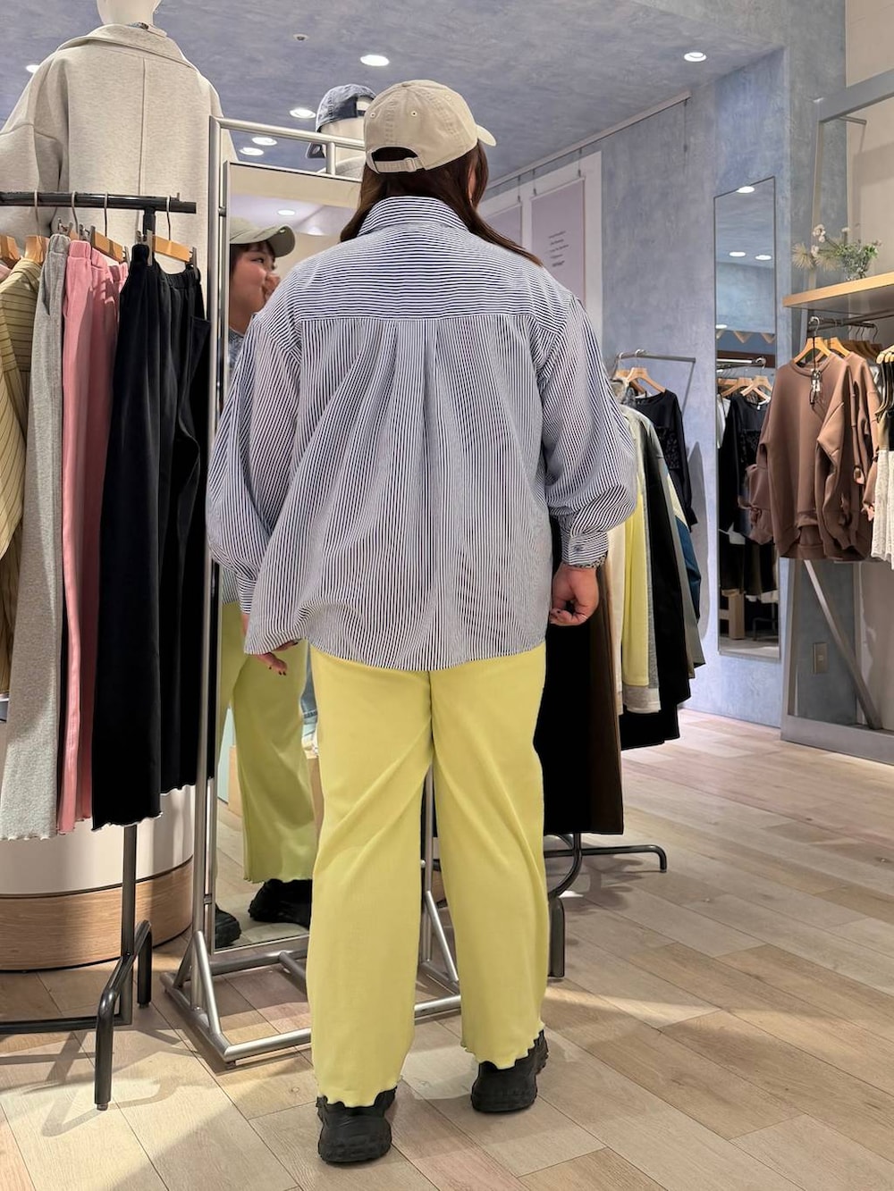 ブルー系のシャツ/ブラウス、グレー系のキャップを着用したレディースの冬コーディネートの3枚目の写真