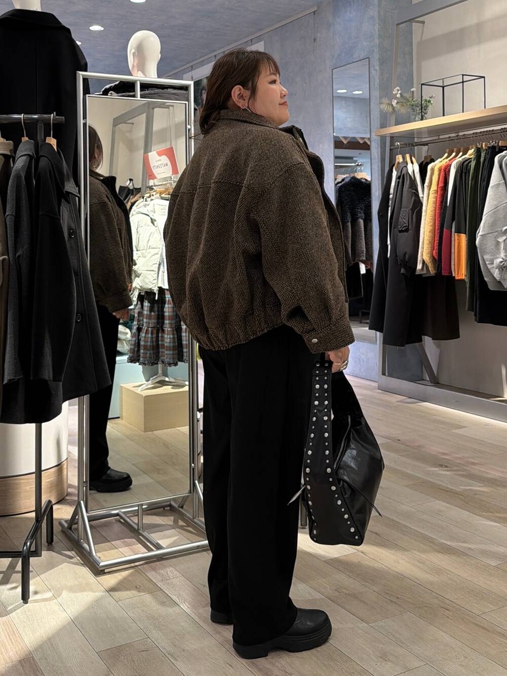 ブラック系のその他パンツ、ブラウン系のブルゾン、ブラック系のブーツを着用したレディースの冬コーディネートの2枚目の写真