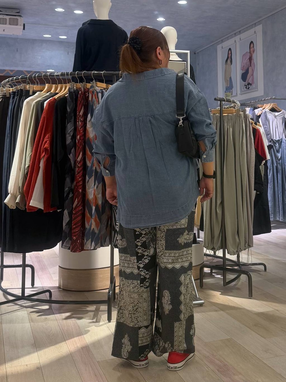 ブルー系のシャツ/ブラウス、ブラック系のショルダーバッグ、ブラック系のその他パンツを着用したレディースの春コーディネートの3枚目の写真