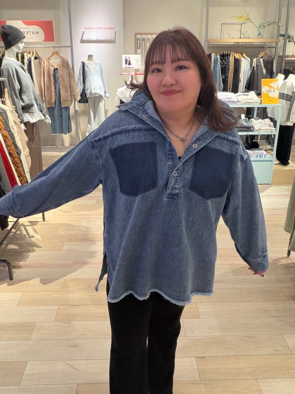 ブルー系のシャツ/ブラウス、ブラック系のその他パンツ、シルバー系のネックレスを着用したレディースの冬コーディネートの4枚目の写真