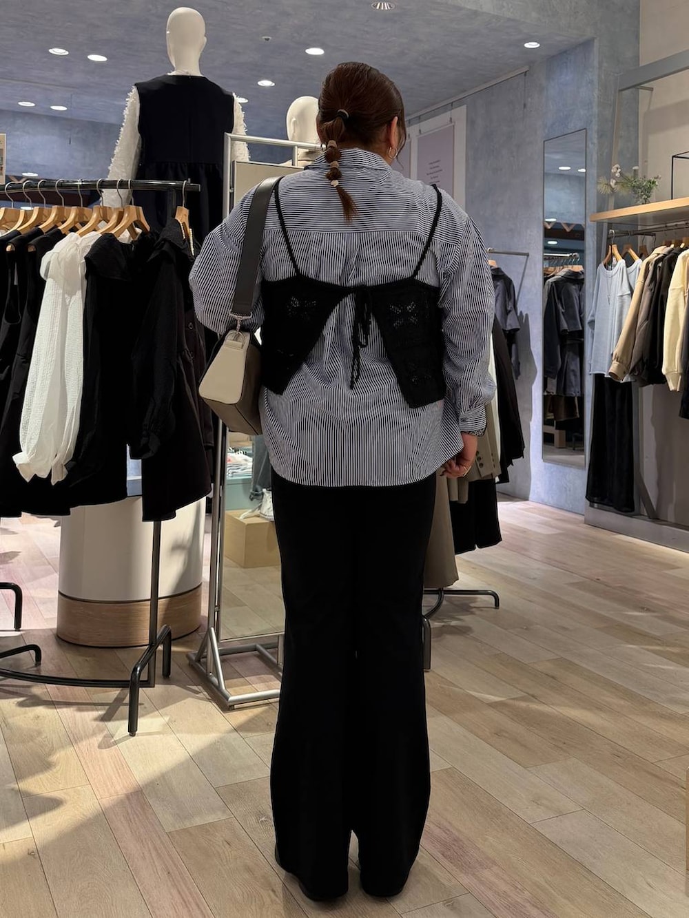 その他のショルダーバッグ、ブラック系のサンダル、ブルー系のシャツ/ブラウスを着用したレディースの冬コーディネートの3枚目の写真