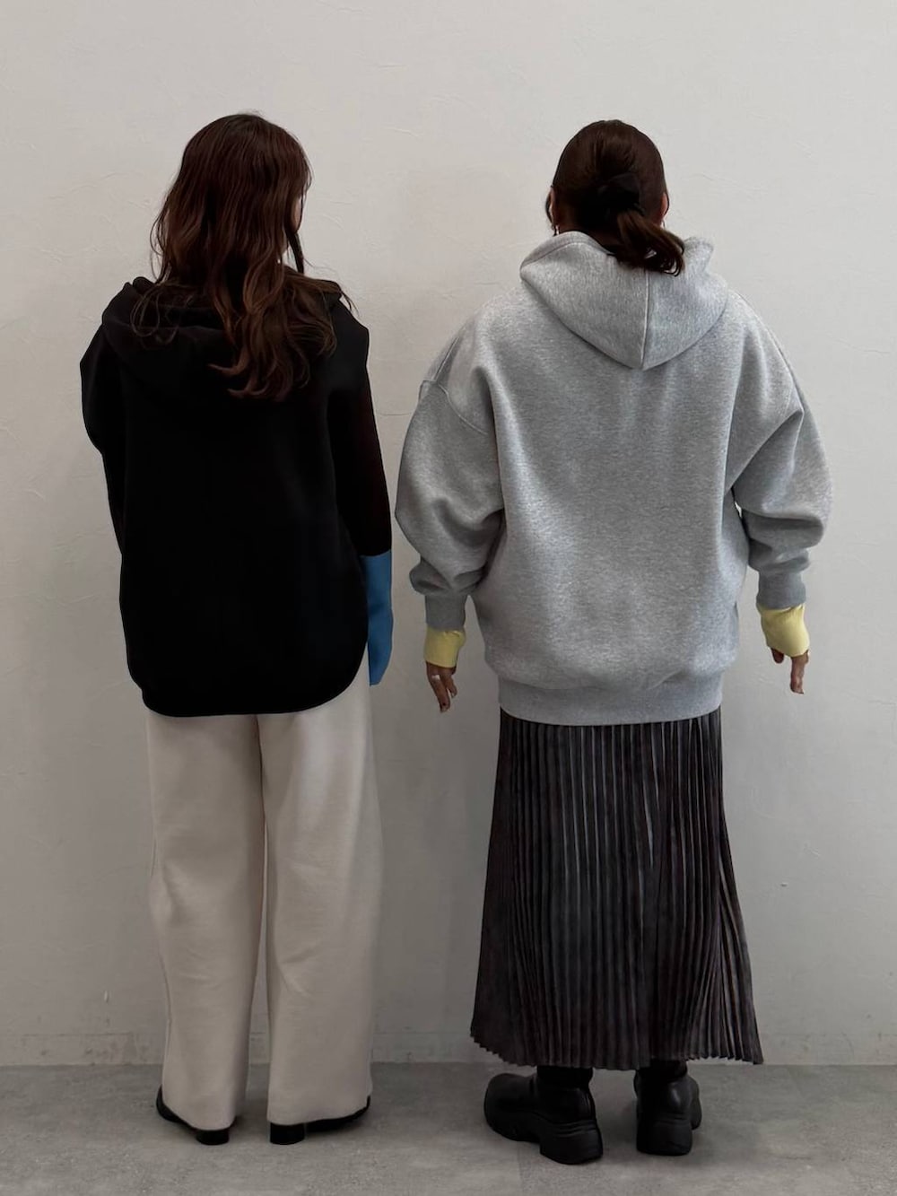 ブラック系のニット/セーター、ブラウン系のニット/セーター、ベージュ系のその他パンツを着用したレディースの秋コーディネートの3枚目の写真