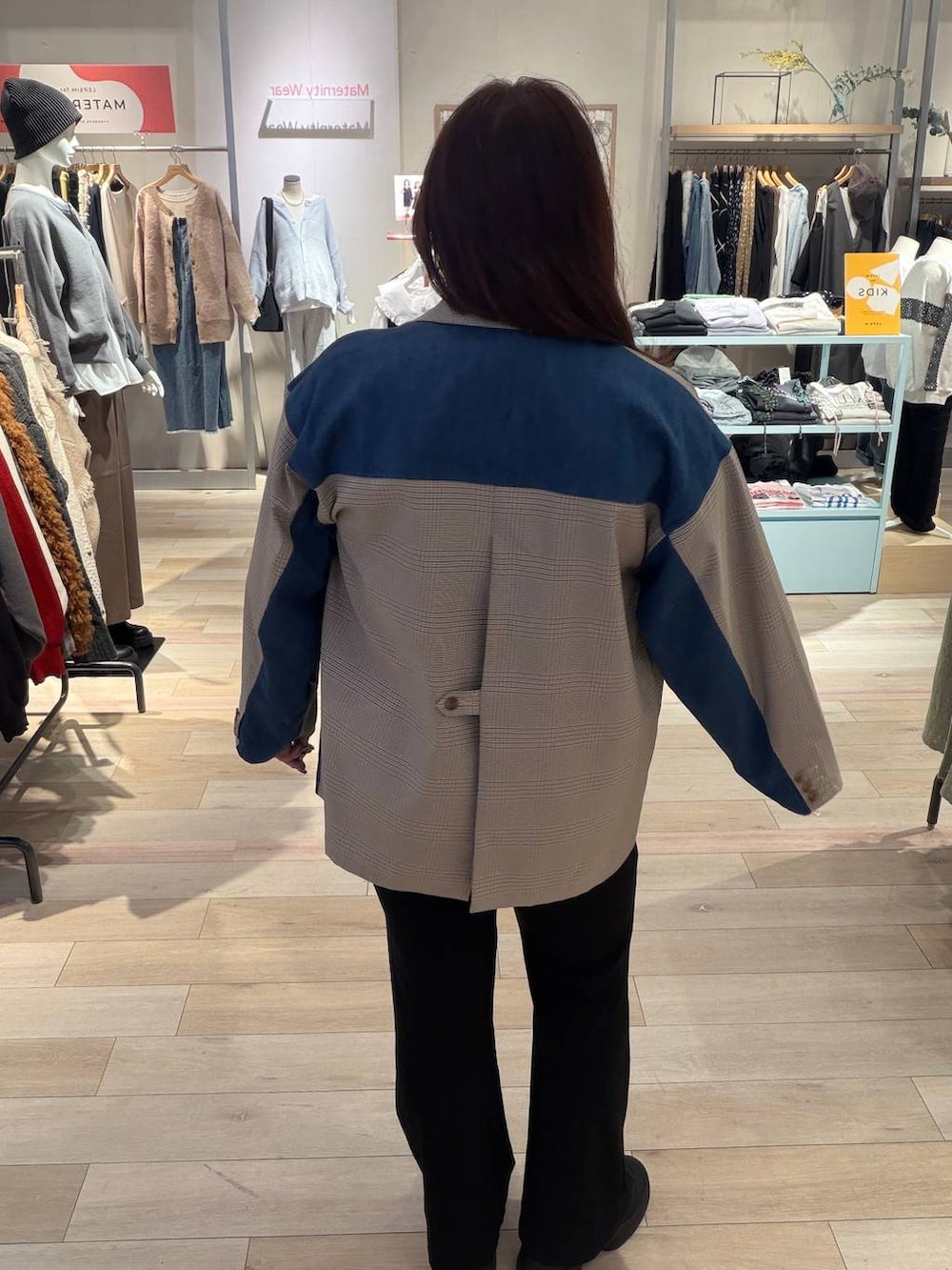 ブラック系のその他パンツ、ブルー系のデニムジャケット、シルバー系のネックレスを着用したレディースの冬コーディネートの3枚目の写真